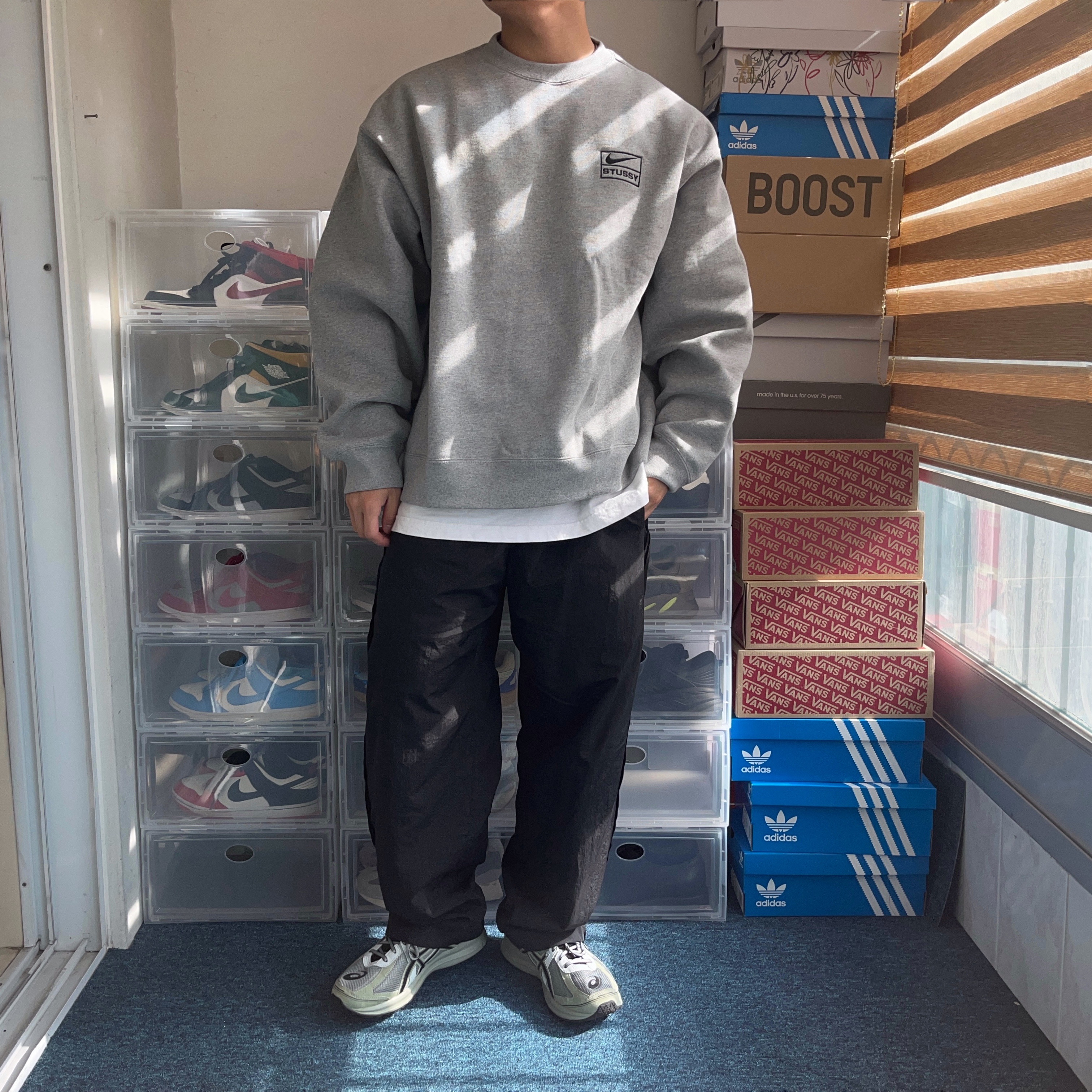 Nike x Stussy NRG Fleece Crewneck Dark Grey Heather (DO9337-063), Asics Jog 100 S Sheet Rock - 2E Wide 착용 스타일