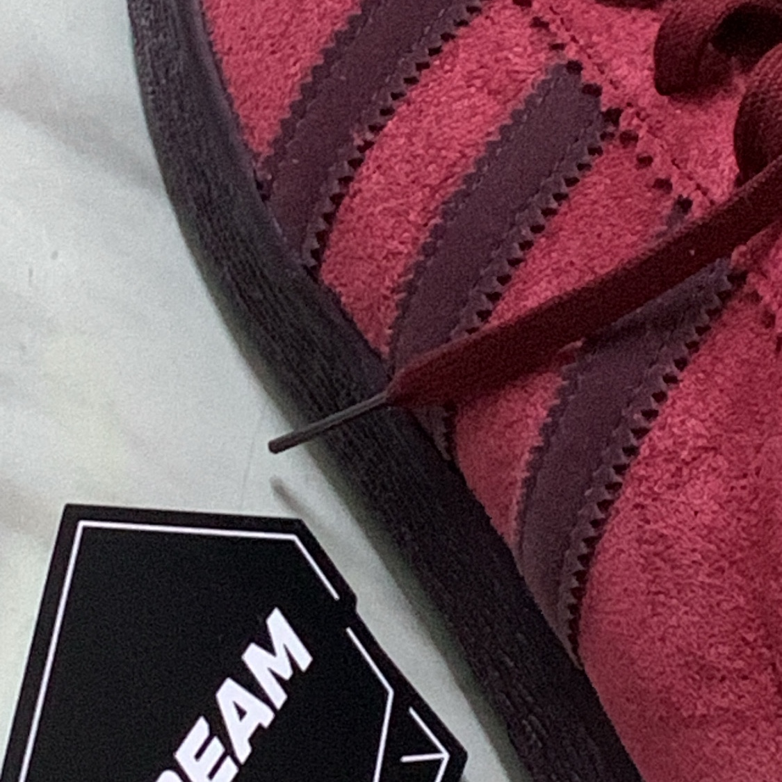 Adidas Tobacco Gruen Collegiate Burgundy 착용 스타일 - 2