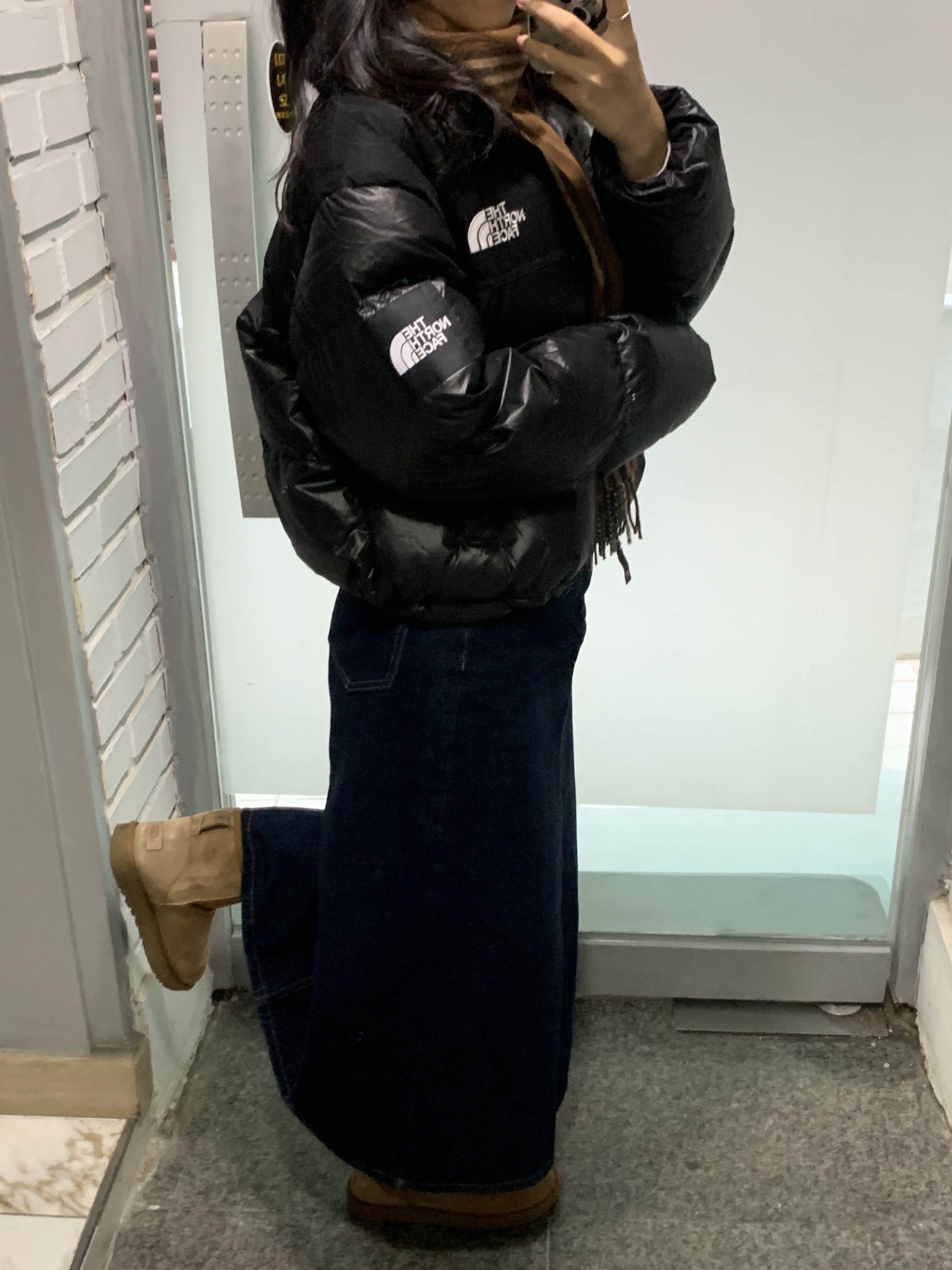 (W) The North Face White Label Novelty Nuptse Down Jacket Black, (W) UGG Classic Mini II Boots Chestnut 착용 스타일 - 4