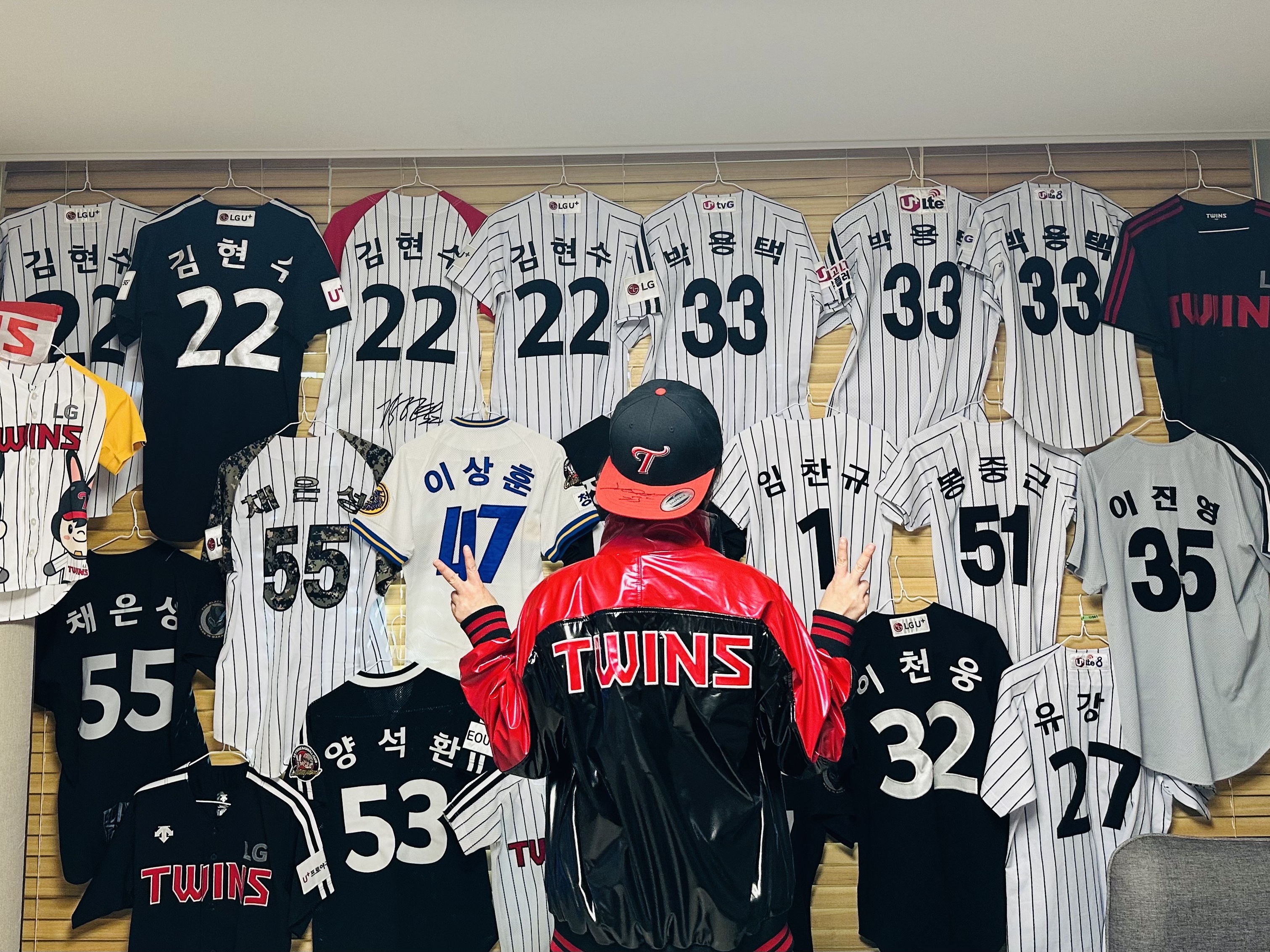 BDNS x LG TWINS Dugout Jacket Red 착용 스타일 - 3