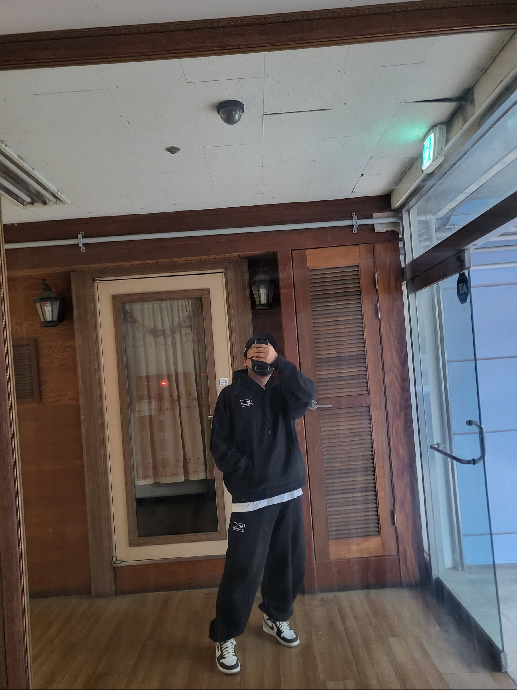 Nike x Stussy NRG RA Washed Pullover Hoodie Black (DN4028-010), Jordan 1 Retro High OG Bleached Coral 착용 스타일 - 2