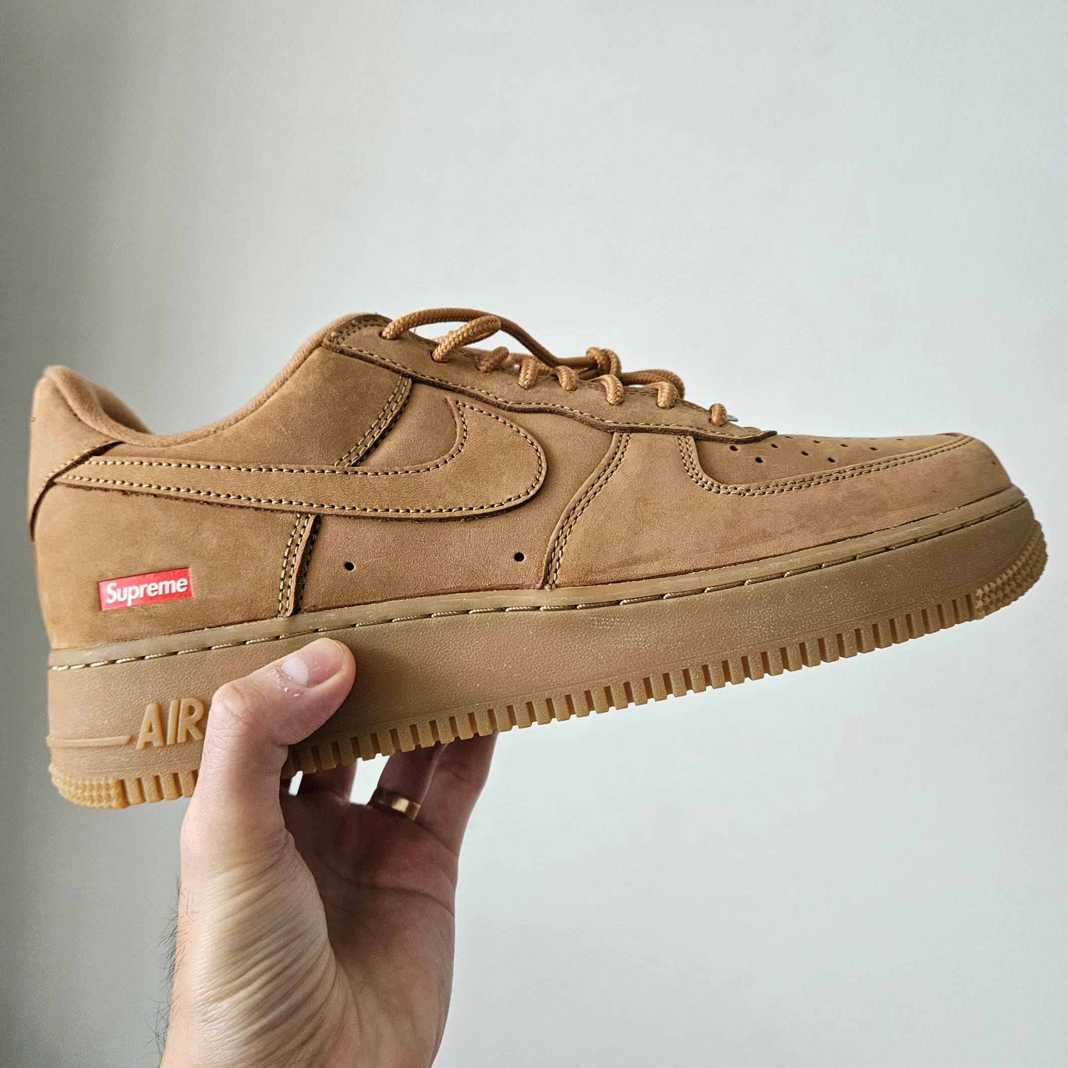 Nike x Supreme Air Force 1 Low Flax 착용 스타일