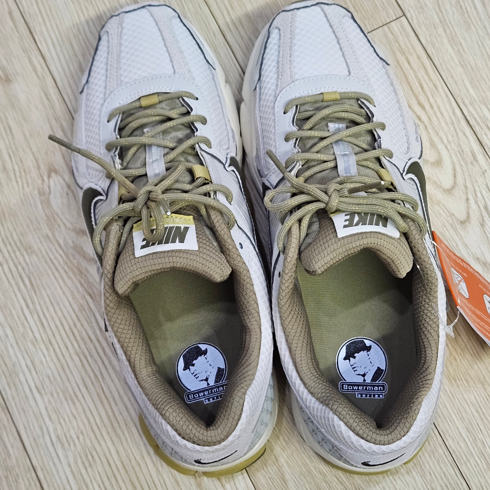 Nike Zoom Vomero 5 Light Bone and Phantom 착용 스타일 - 4