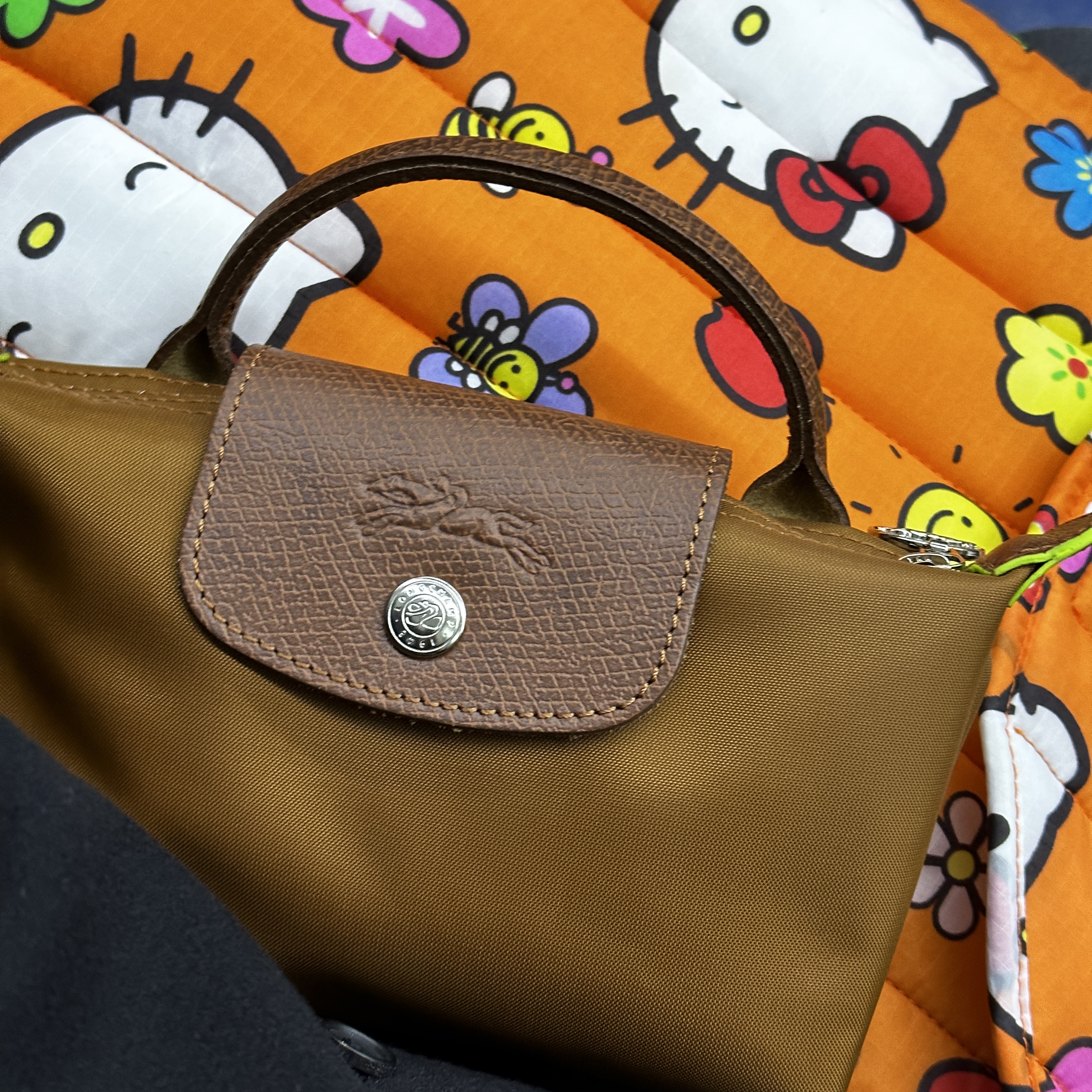 Longchamp Le Pliage Green Handle Pouch Brown Cognac 착용 스타일