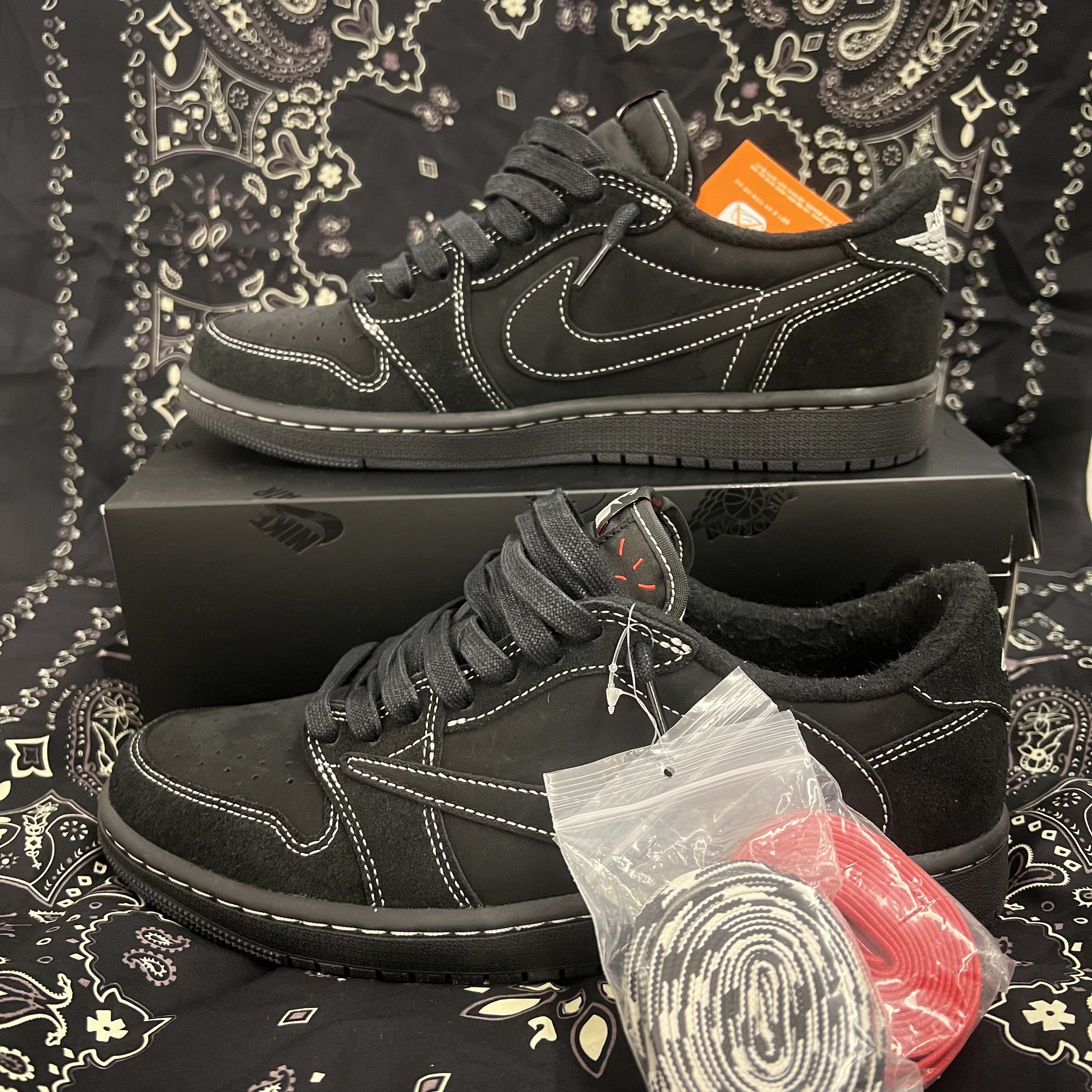Jordan 1 x Travis Scott Retro Low OG SP Black Phantom 착용 스타일 - 3