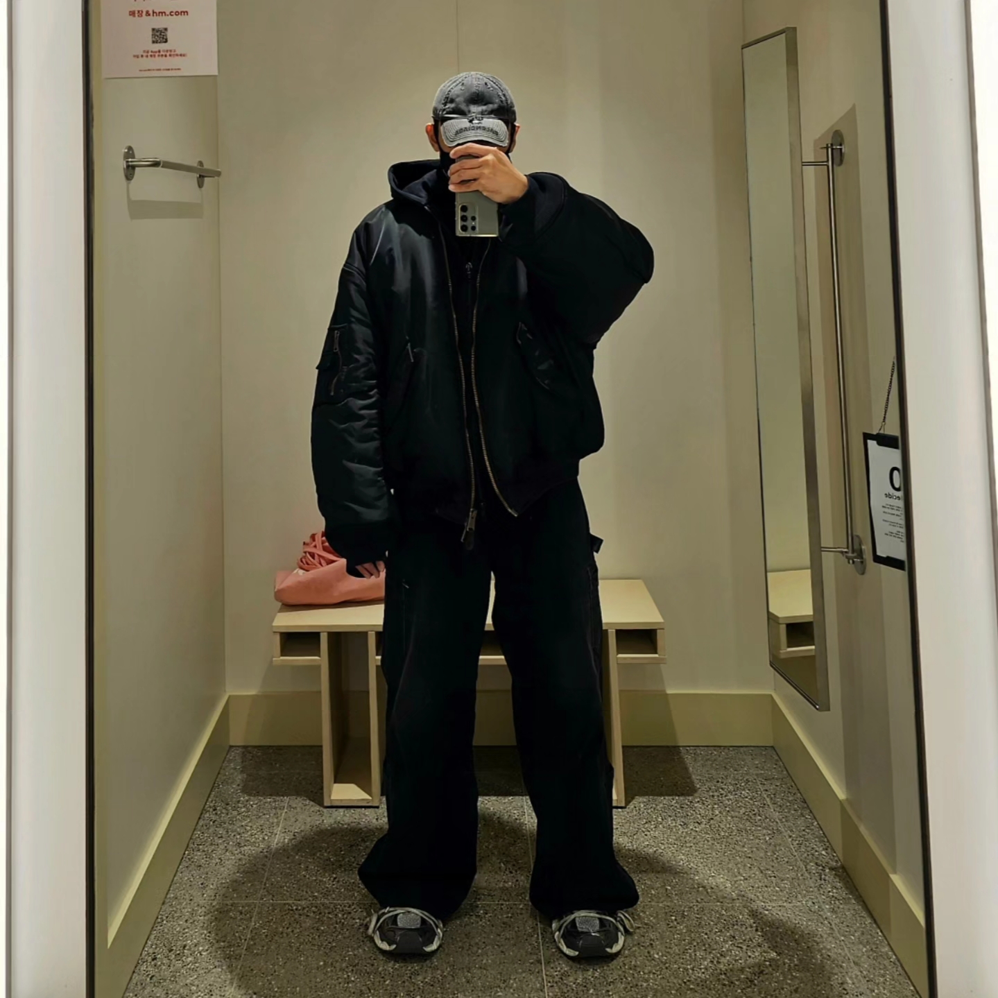 Balenciaga Paris All In Bomber Black, Balenciaga Cargo Pants Faded Black 착용 스타일 - 5