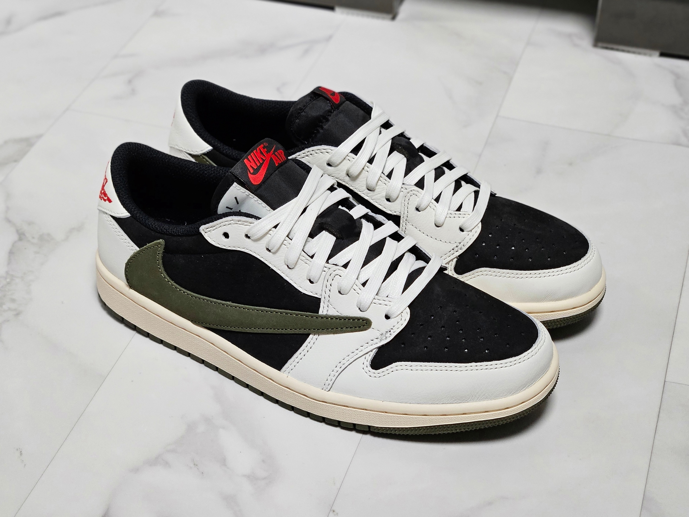 (W) Jordan 1 x Travis Scott Retro Low OG SP Medium Olive 착용 스타일 - 5