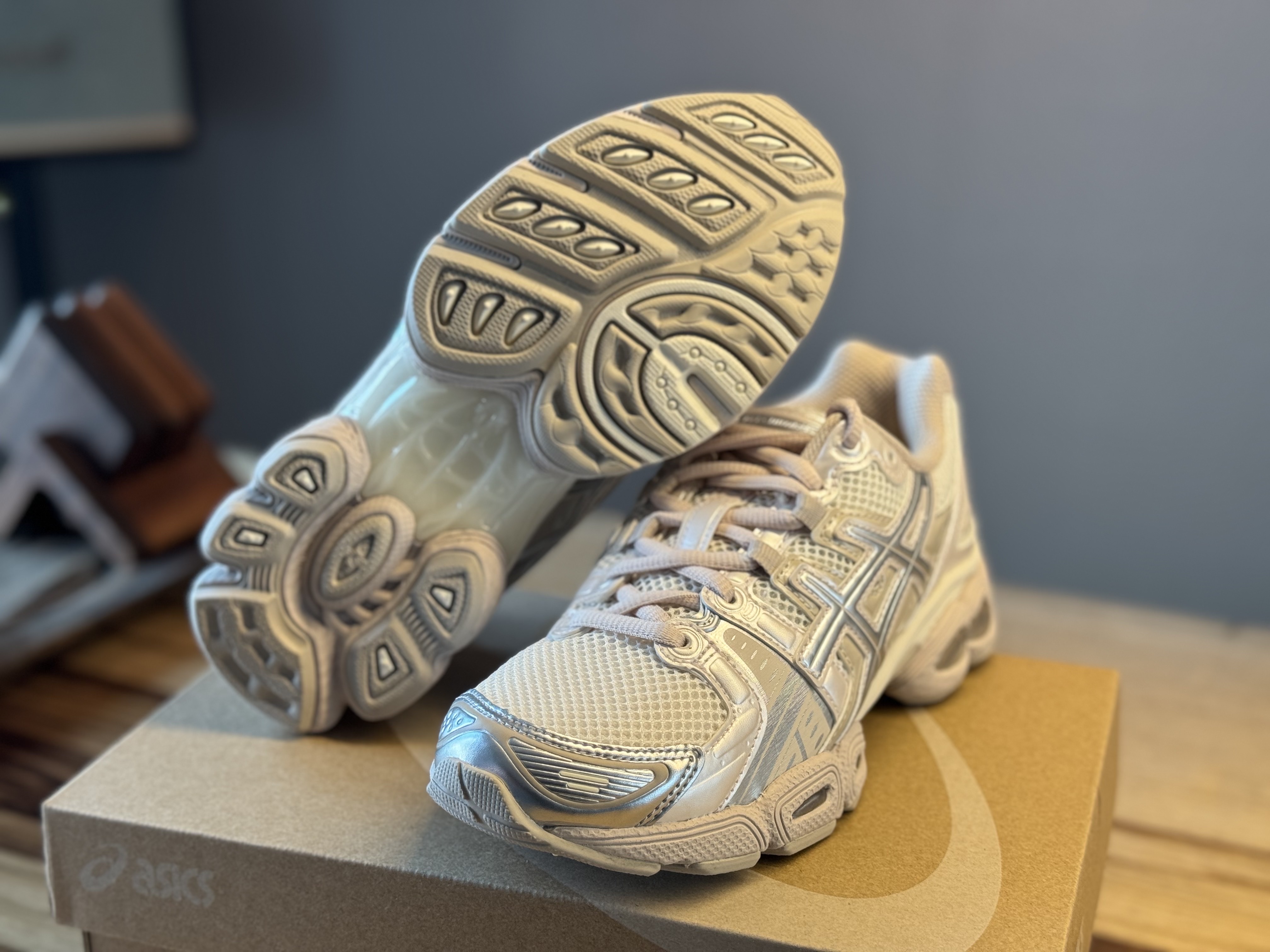 (W) Asics Gel-Nimbus 9 Cream Mineral Beige 착용 스타일 - 3