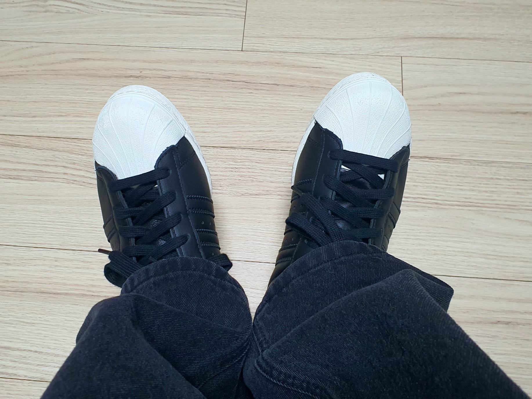 Adidas Superstar 82 Core Black Off White 착용 스타일 - 1