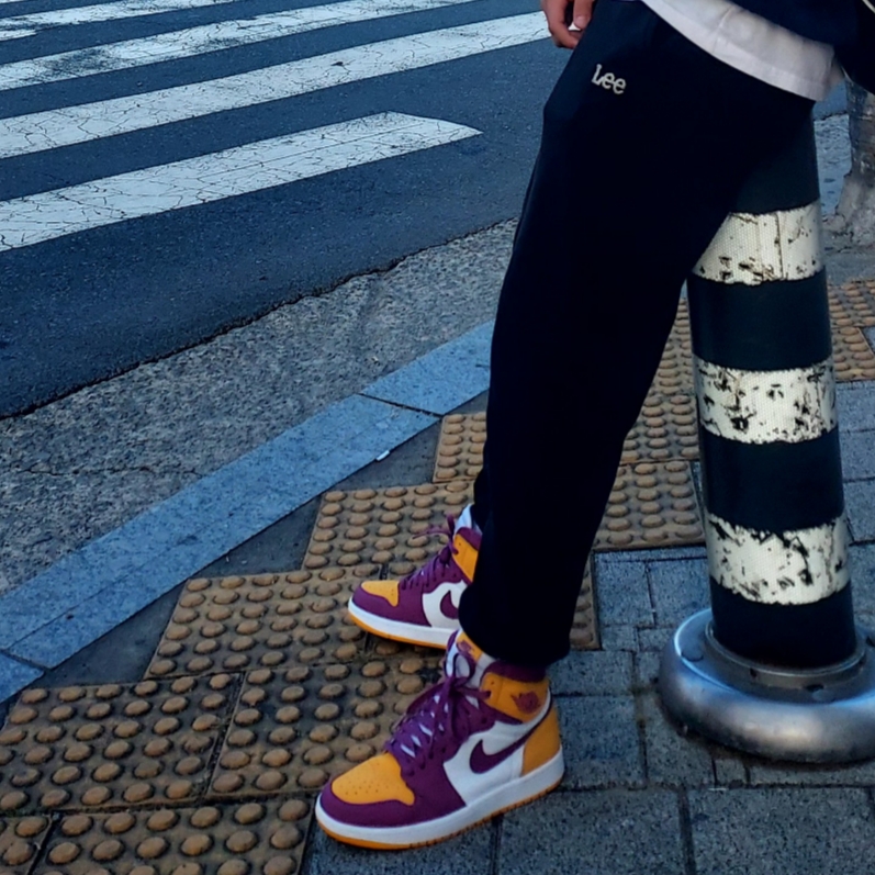 Jordan 1 Retro High OG University Gold Light Bordeaux 착용 스타일