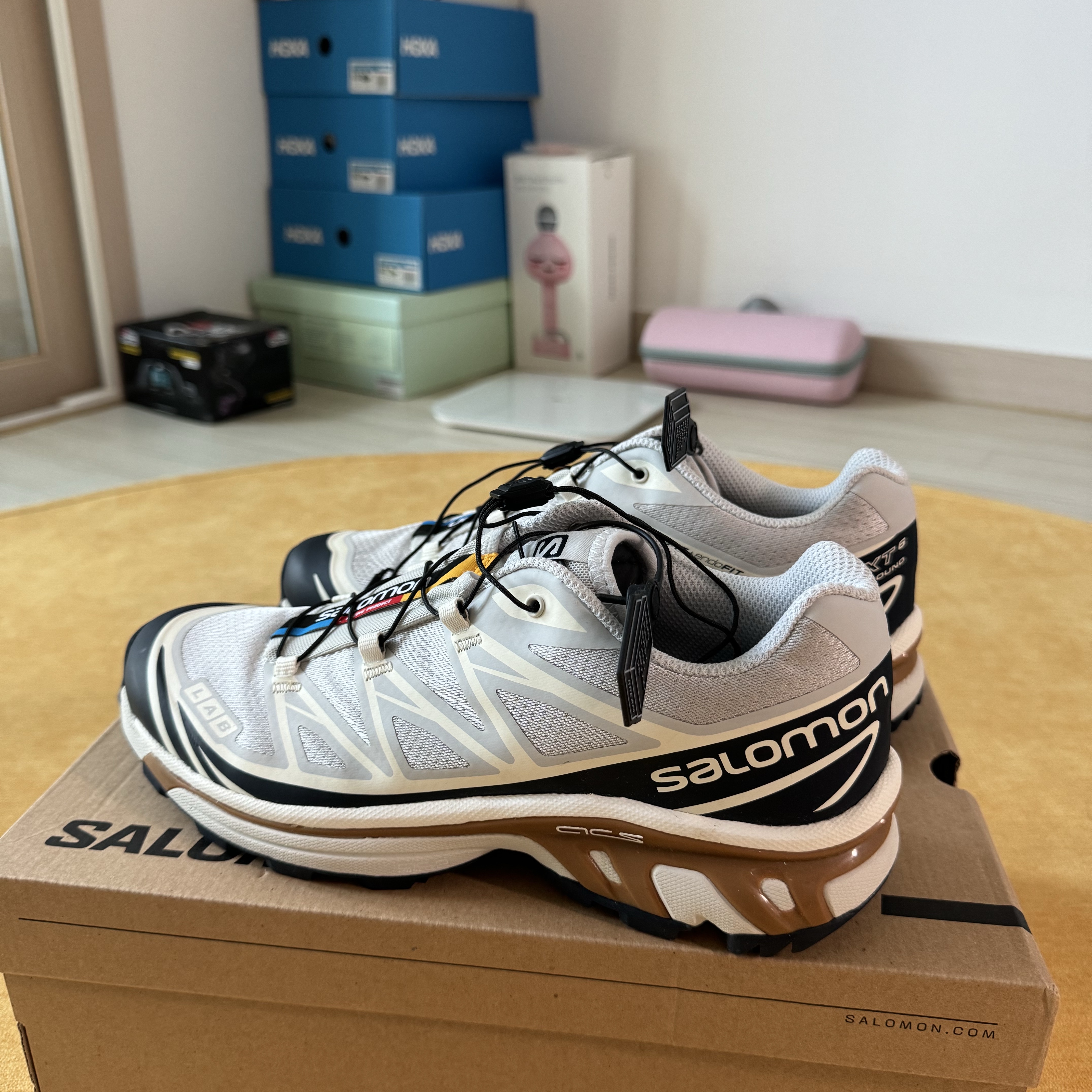 Salomon XT-6 Lunar Rock Dark Sapphire, Nike x Stussy NRG Fleece Pants Dark Grey Heather (DO9340-063) 착용 스타일 - 1