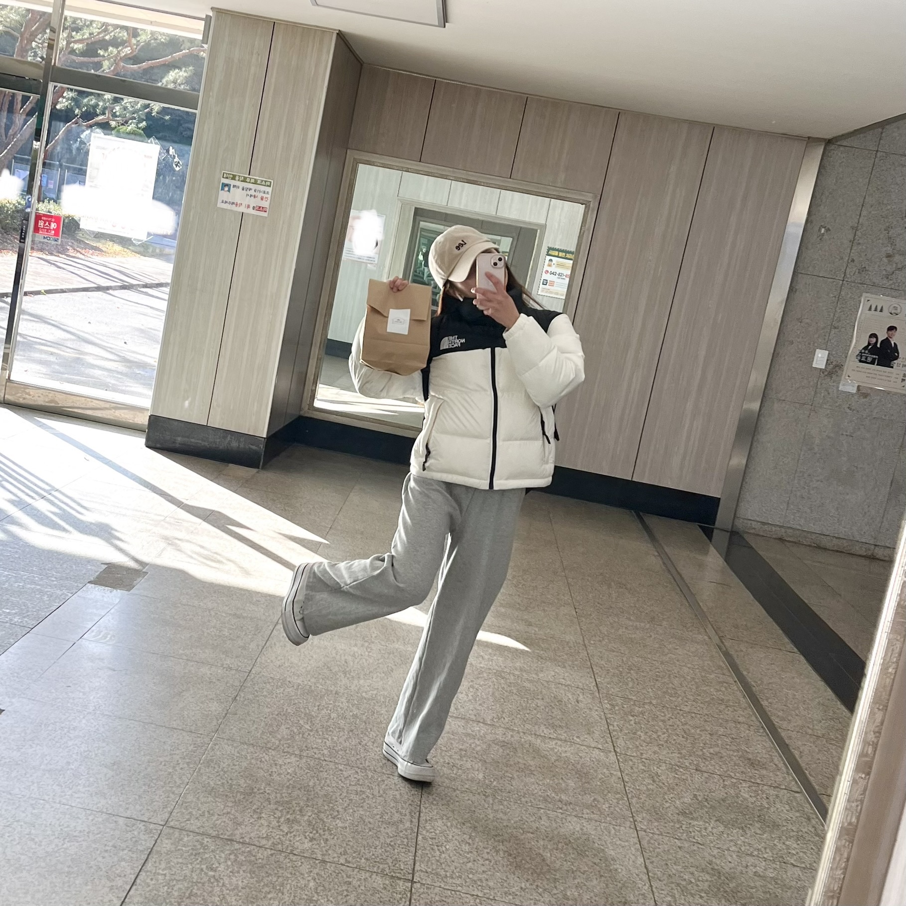 (W) The North Face Nuptse Hybrid Down Ball Jacket Ivory 착용 스타일