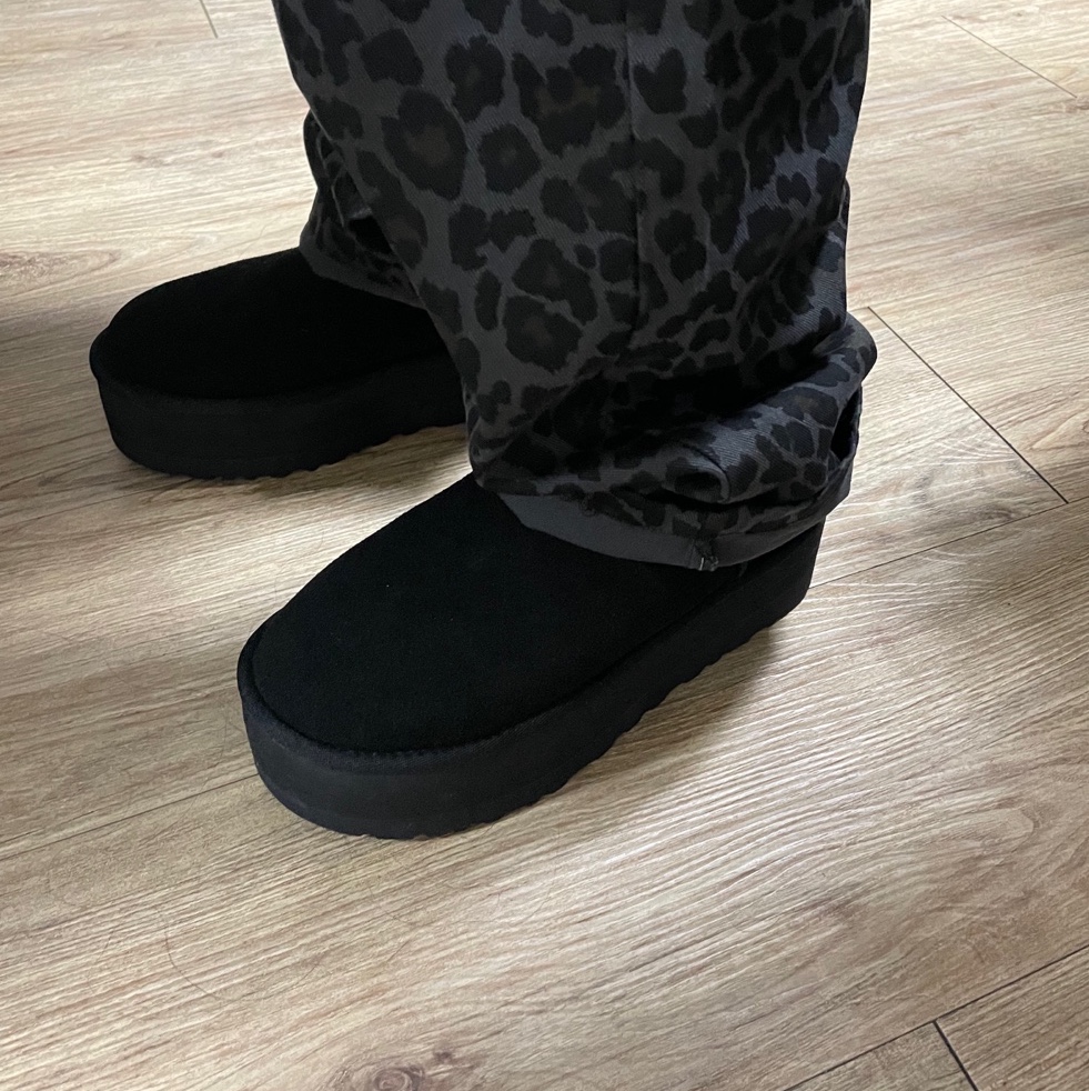 (W) UGG Classic Ultra Mini Platform Boots Black 착용 스타일
