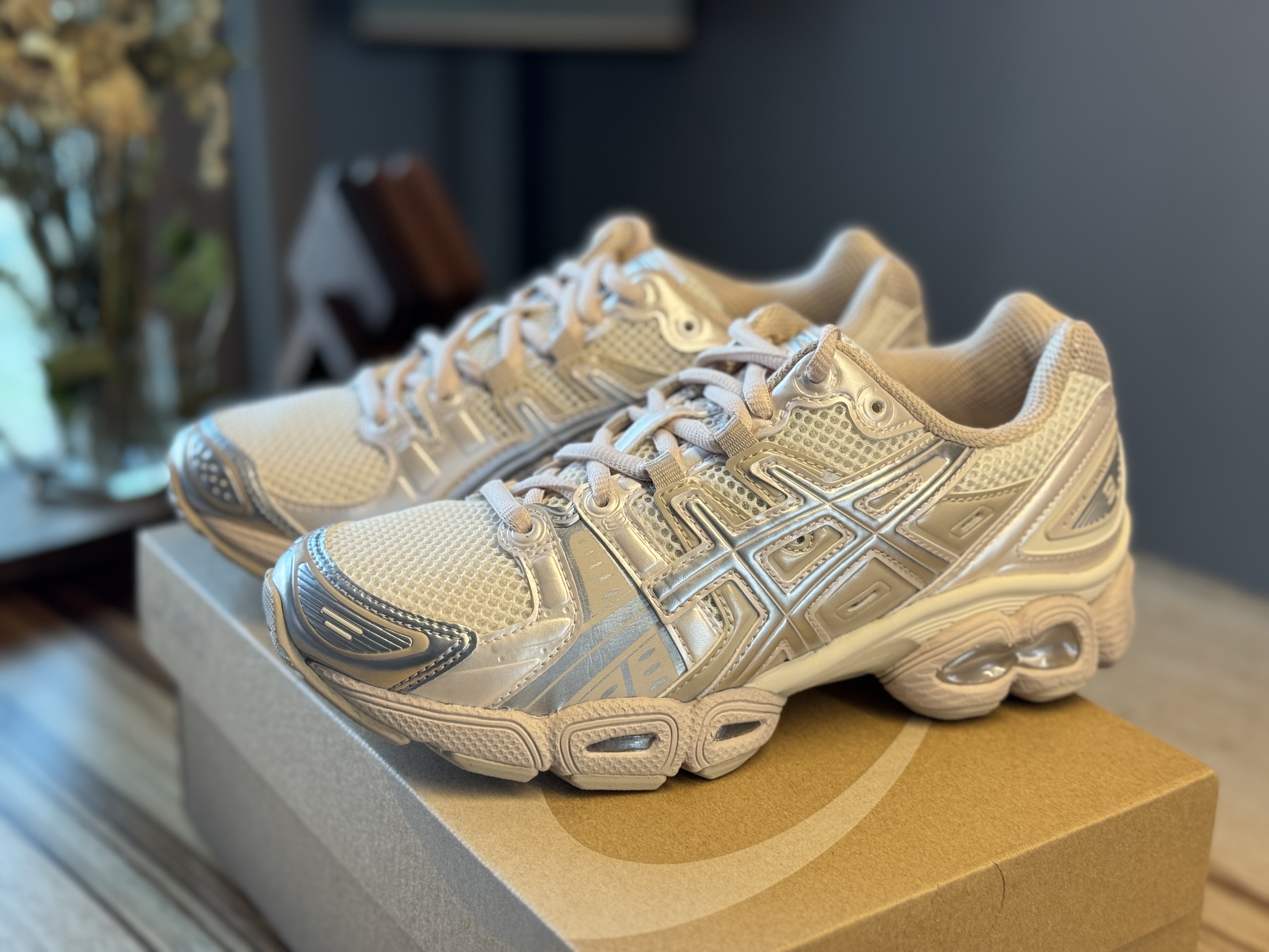(W) Asics Gel-Nimbus 9 Cream Mineral Beige 착용 스타일 - 2