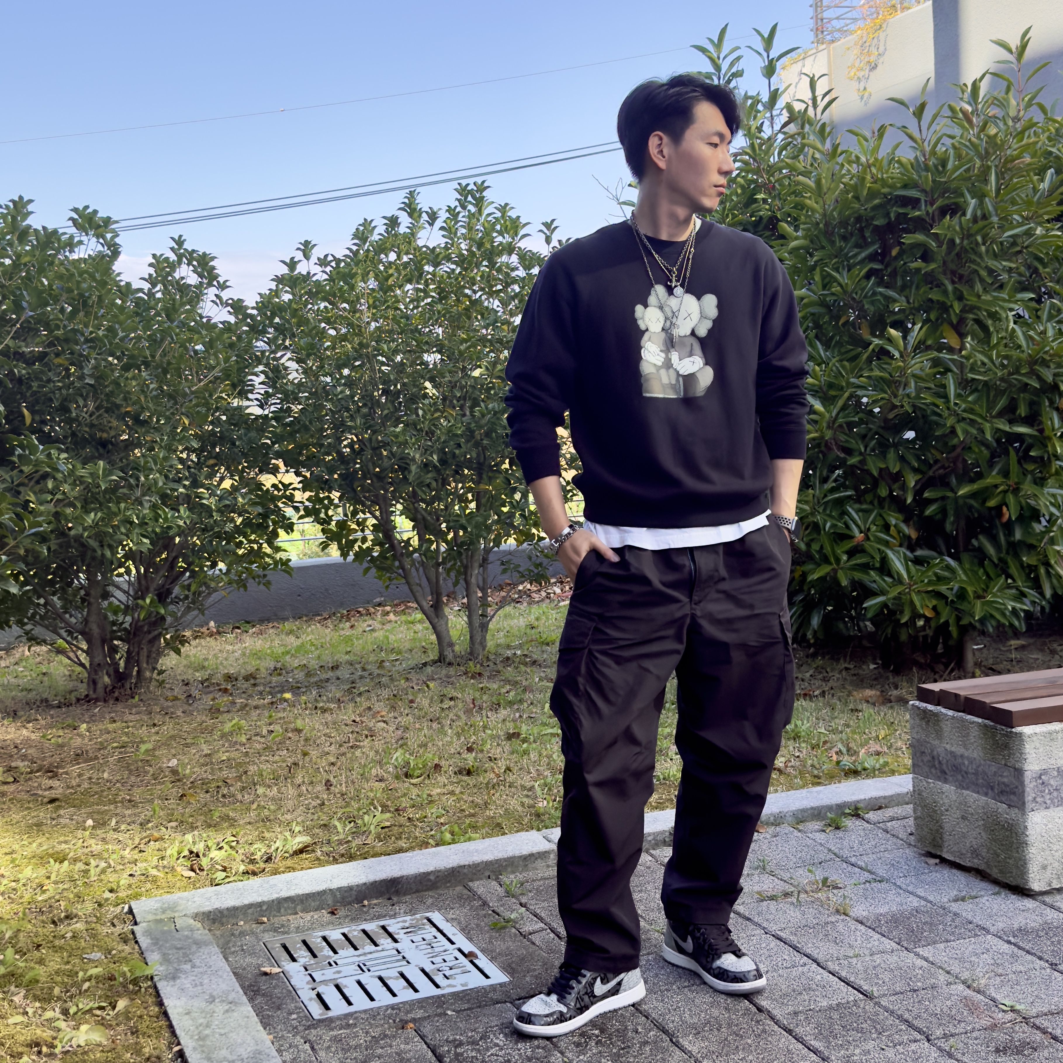 Jordan 1 Retro High OG Rebellionaire, Uniqlo UT x Kaws Long Sleeve Sweatshirt Black 착용 스타일 - 2