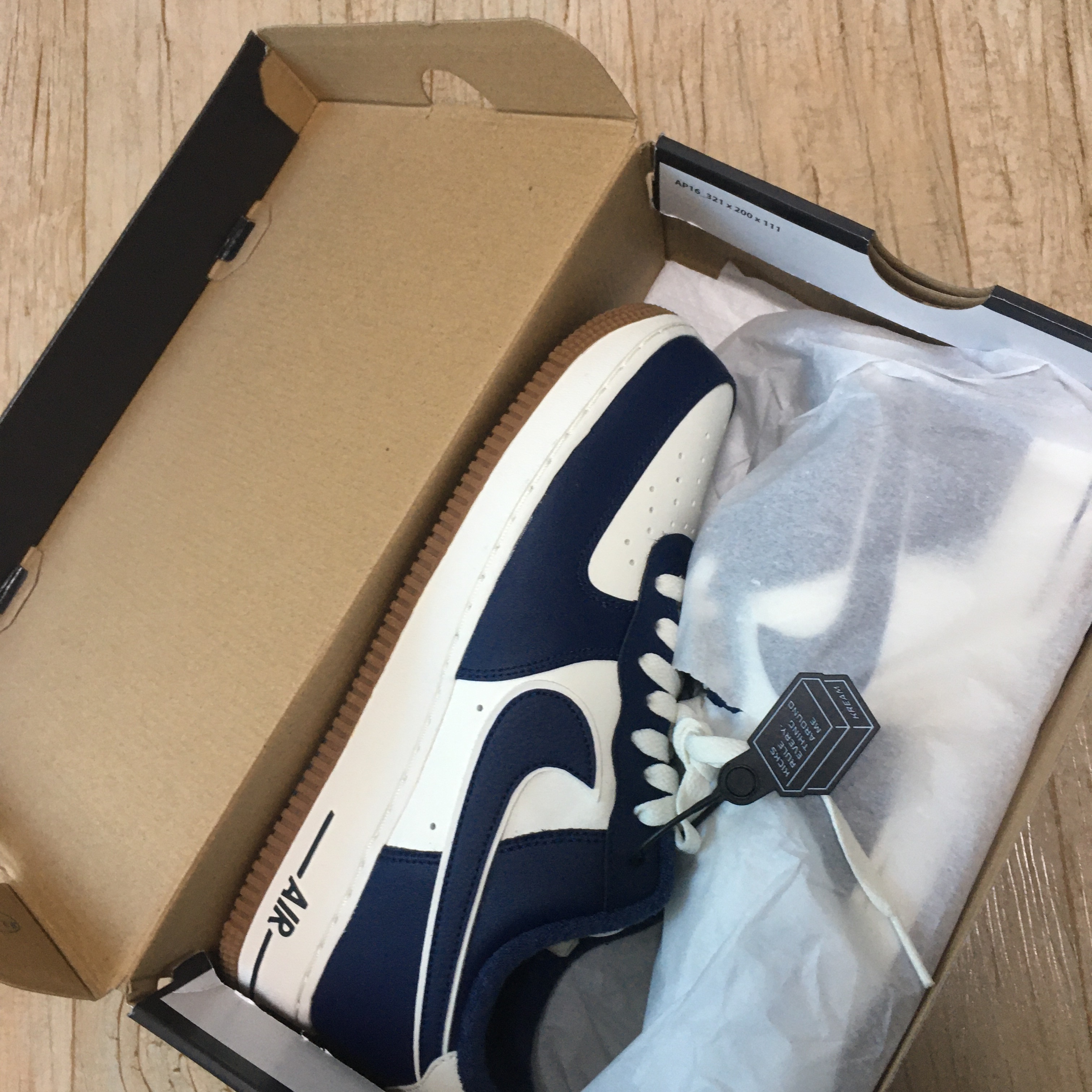 Nike Air Force 1 '07 LV8 Midnight Navy 착용 스타일