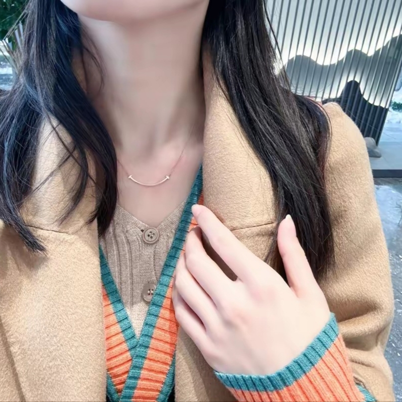 Tiffany & Co. Tiffany T Smile Pendant Small Rose Gold 착용 스타일