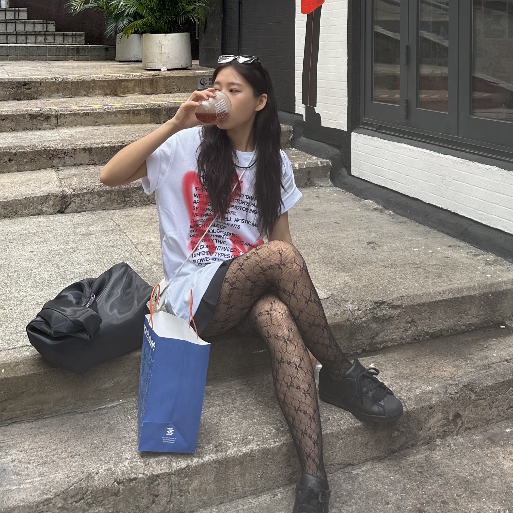 The Museum Visitor Heart Sprayed T-Shirts White, Adidas Superstar Triple Black 착용 스타일 - 1