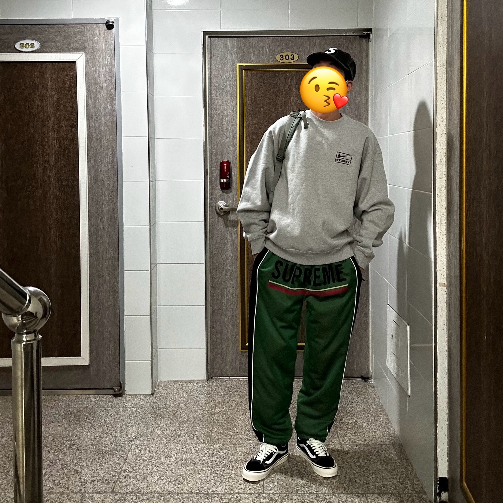 Supreme Pigment Canvas S Logo 6-Panel Black - 23SS, Supreme World Famous Jacquard Track Pants Green - 22FW 착용 스타일