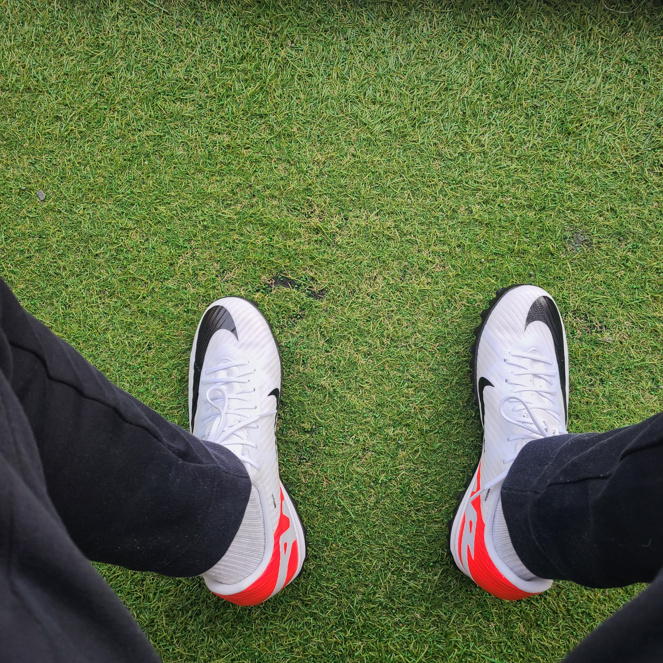 Nike Zoom Mercurial Vapor 15 Academy TF Bright Crimson White 착용 스타일 - 1