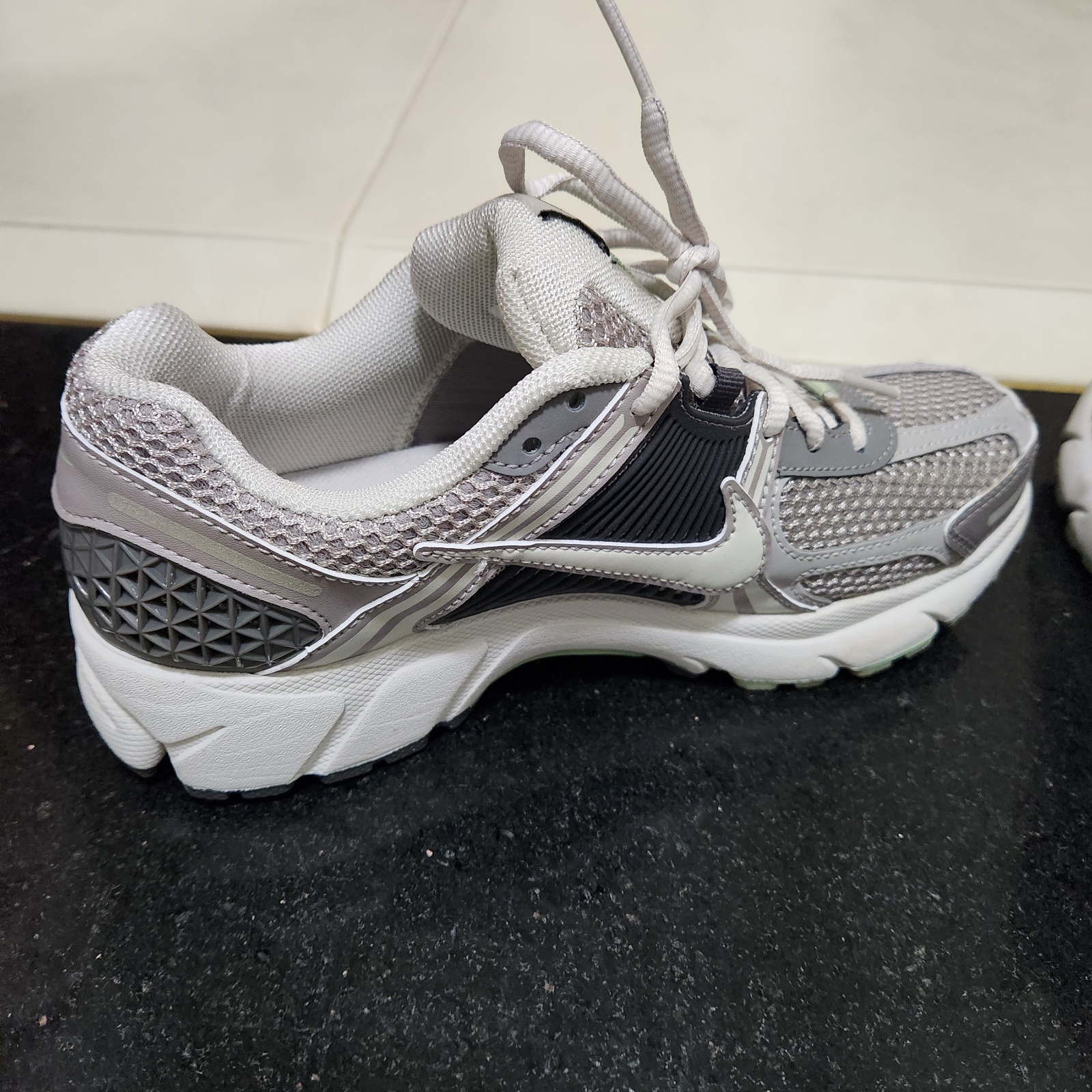 (W) Nike Zoom Vomero 5 Cobblestone and Flat Pewter 착용 스타일 - 4