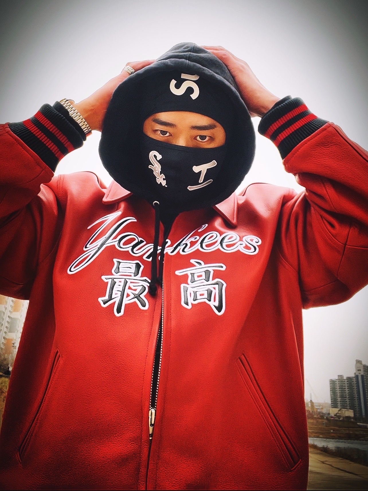 Supreme x New York Yankees Kanji Leather Varsity Jacket Red - 22FW, Supreme x MLB Kanji Teams Lightweight Balaclava White Sox Black - 22FW 착용 스타일 - 1