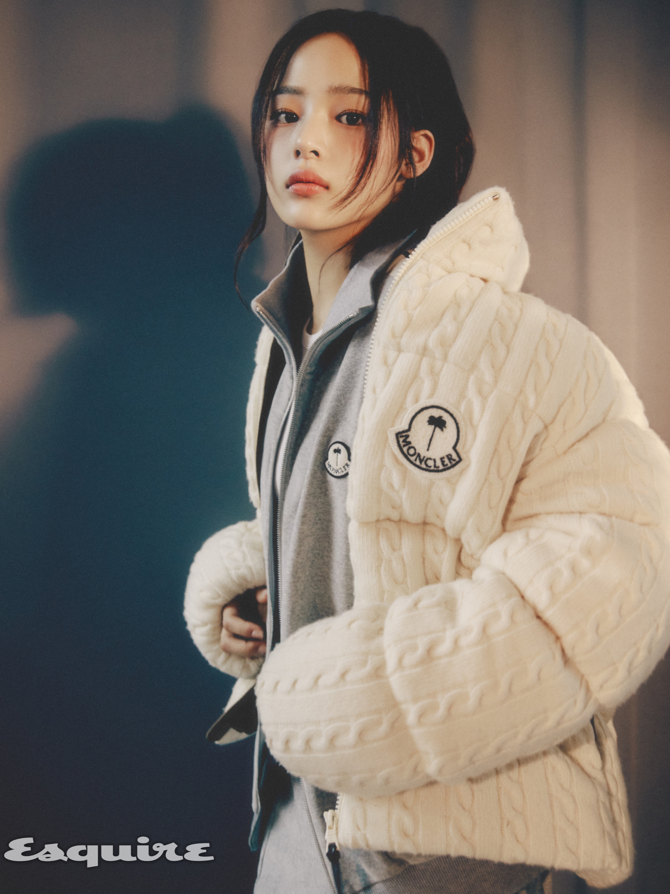 Moncler x Palm Angels Ramsau Short Down Jacket Black - 23FW, Moncler x Palm Angels Wool Beanie White - 23FW 착용 스타일 - 5