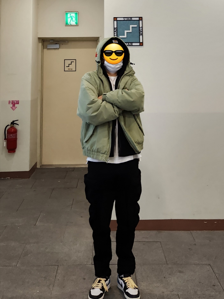 Supreme Needlepoint Hooded Jacket Olive - 23FW, Jordan 1 Retro Low OG Black and Dark Powder Blue 착용 스타일 - 2