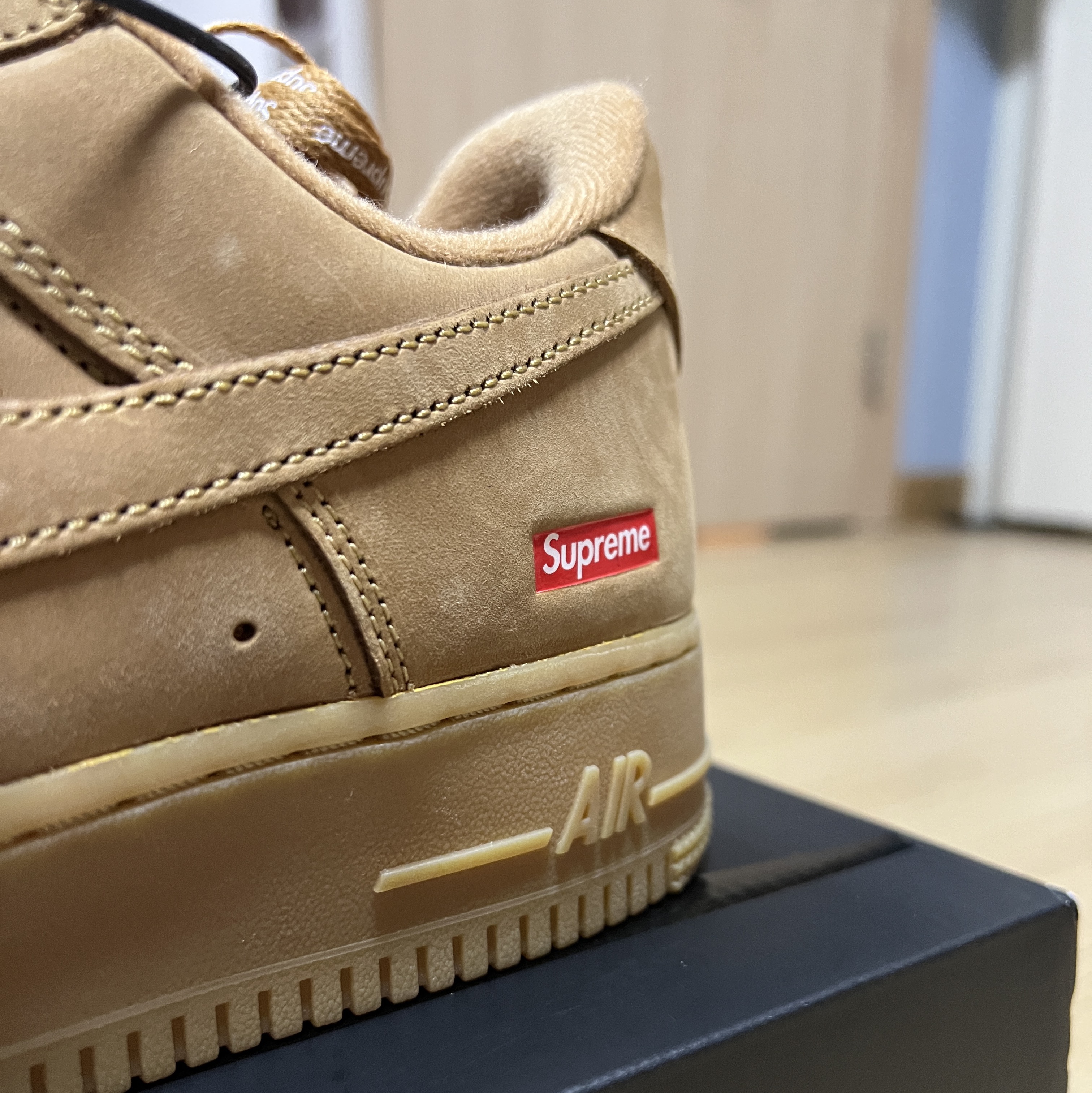 Nike x Supreme Air Force 1 Low Flax 착용 스타일 - 2