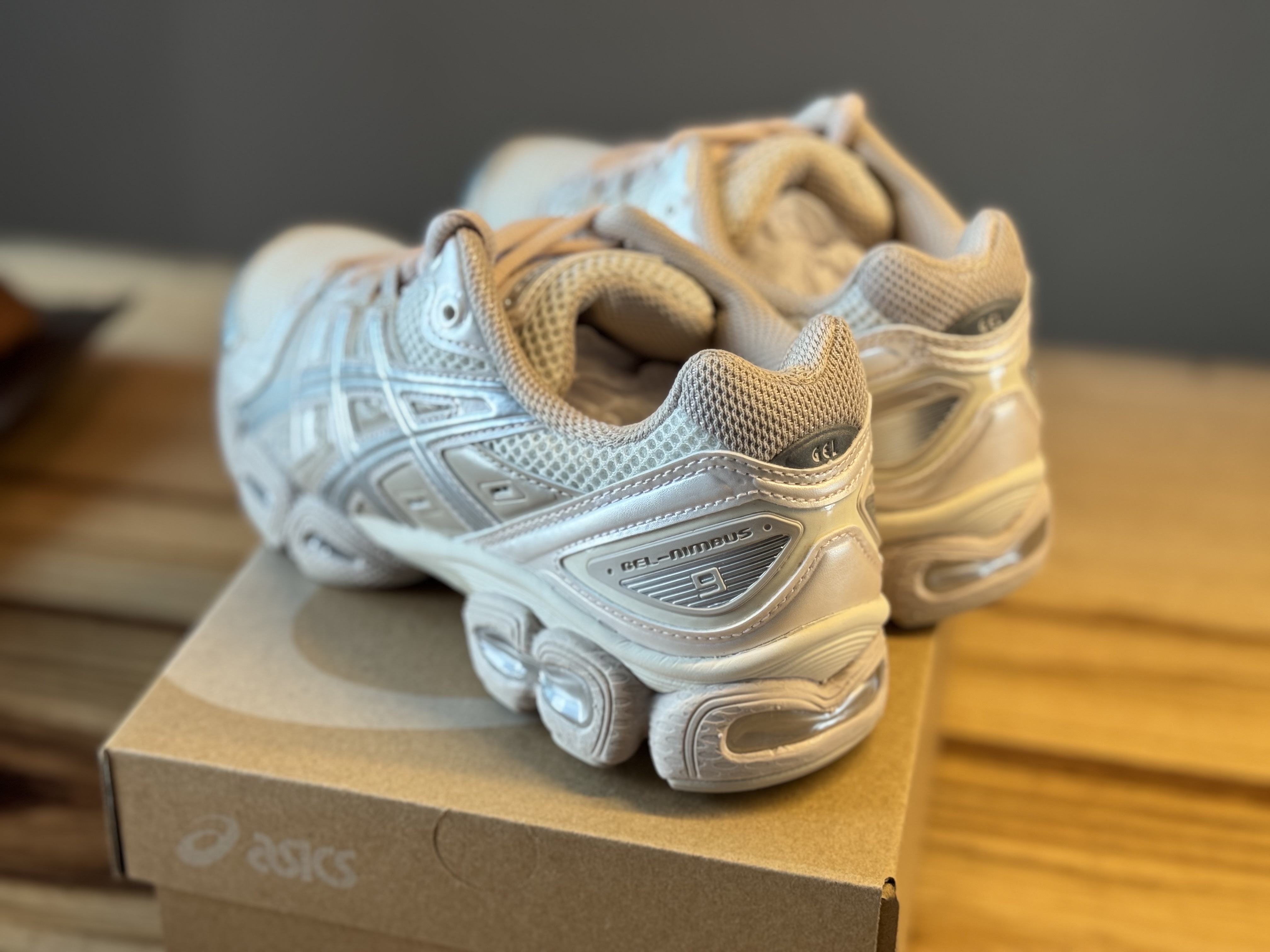 (W) Asics Gel-Nimbus 9 Cream Mineral Beige 착용 스타일 - 4