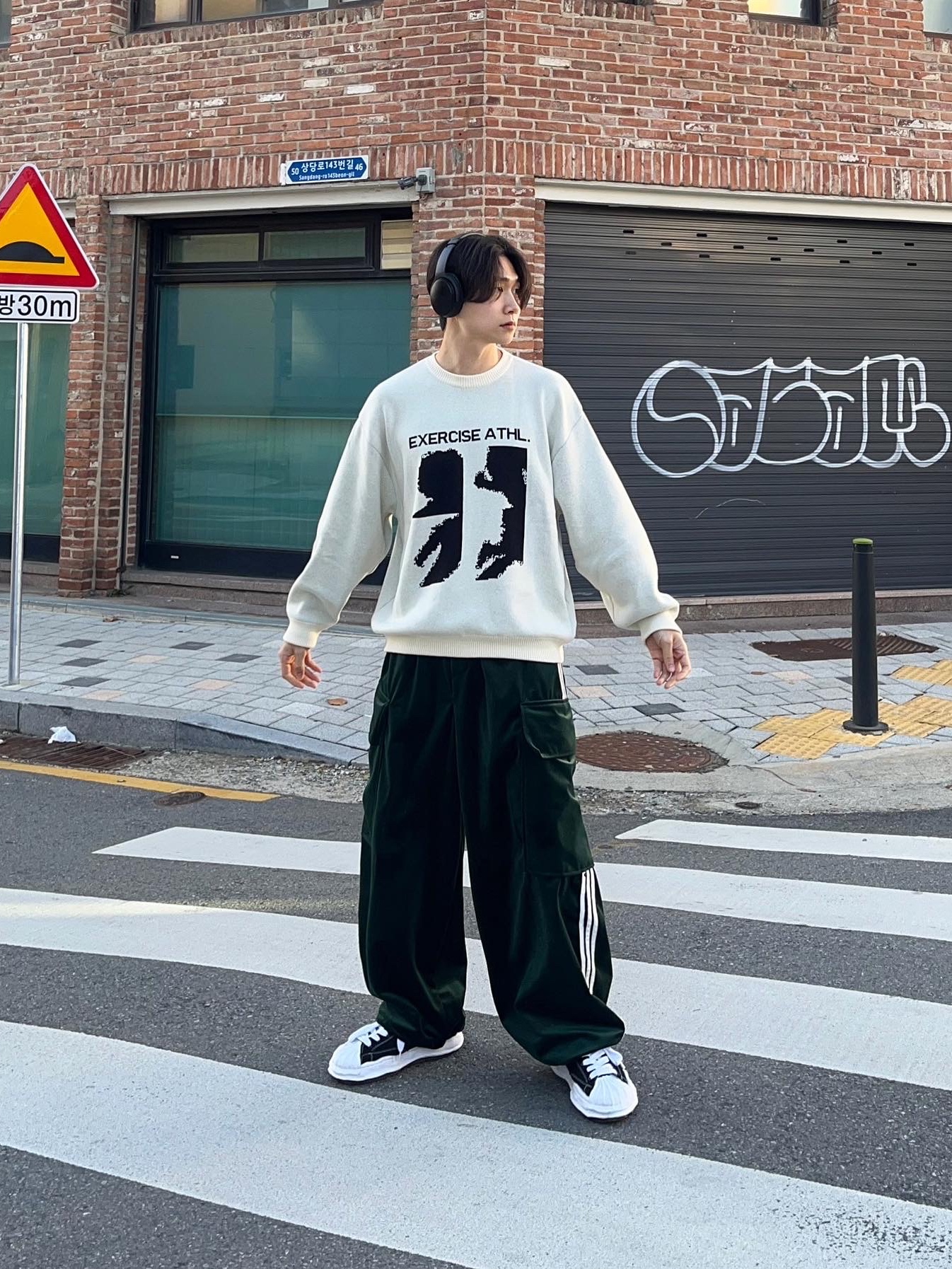 Maison Mihara Yasuhiro Blakey OG Sole Canvas Low-top Sneakers Black White 착용 스타일 - 1
