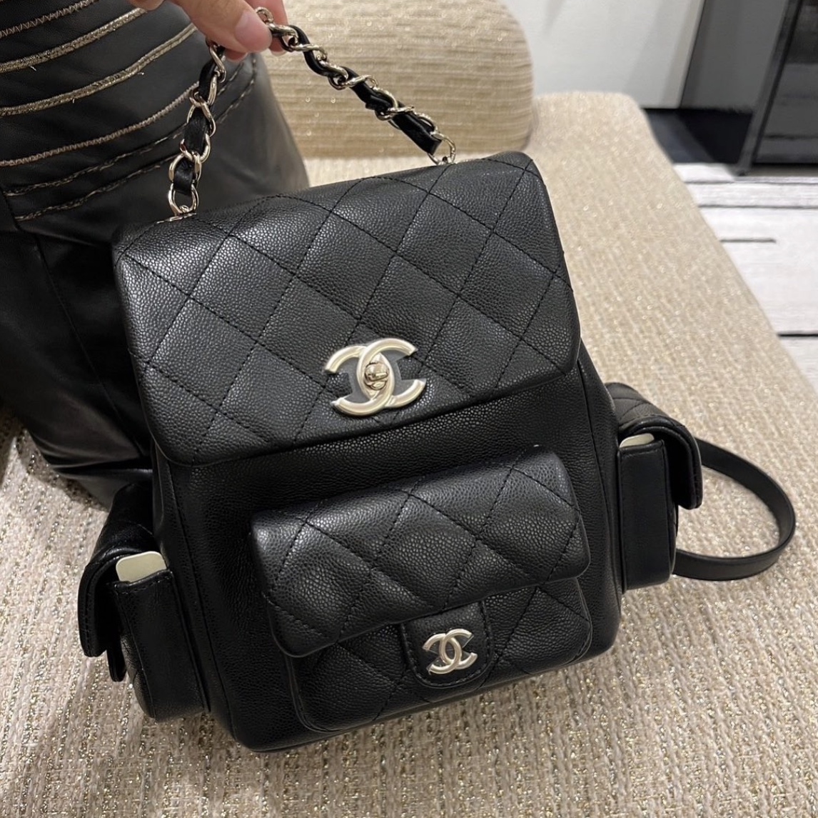 Chanel Small Backpack Grained Shiny Calfskin & Gold Black 착용 스타일