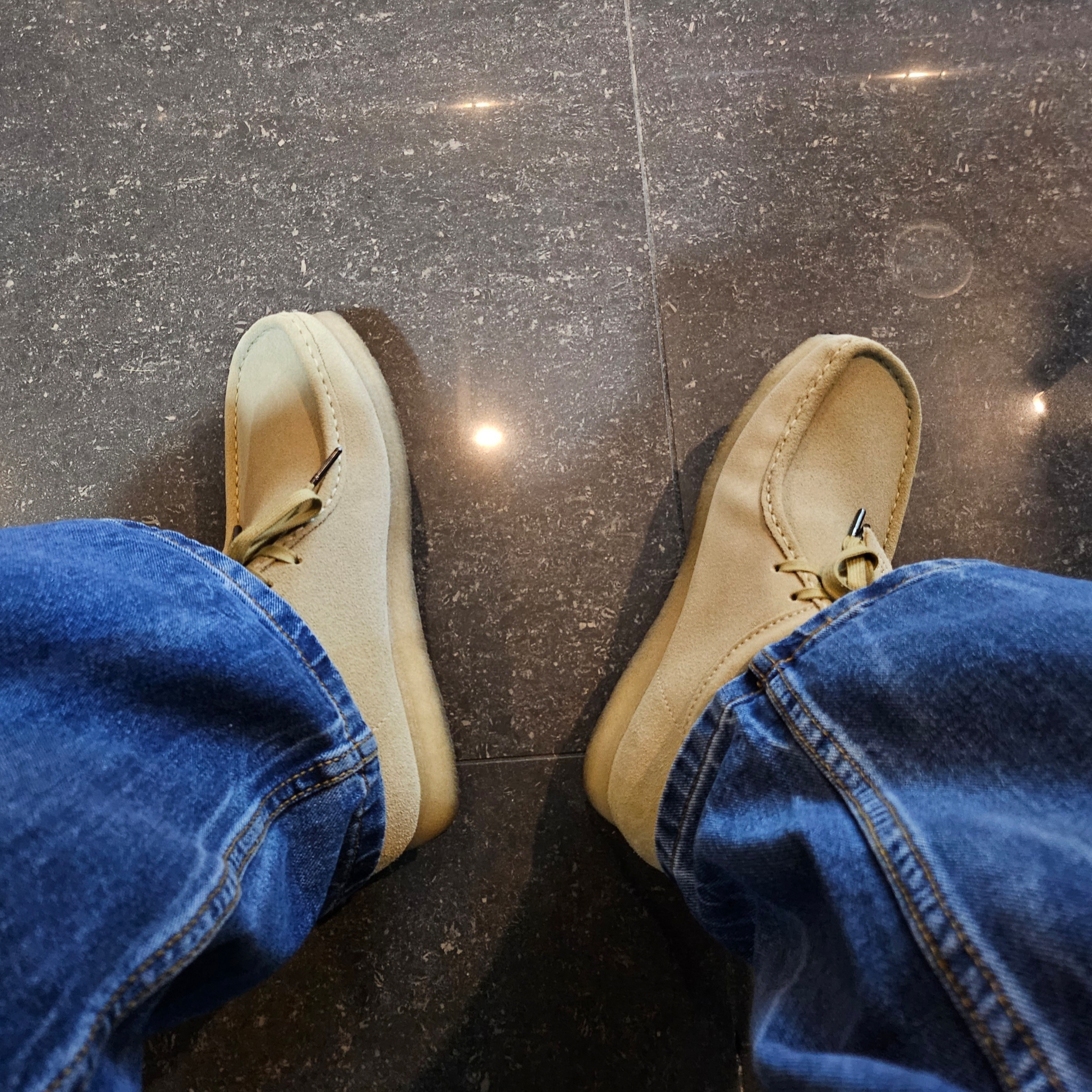 Clarks Wallabee Maple Suede 착용 스타일 - 1