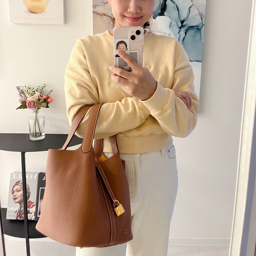 Hermes Picotin Lock 22 Bag Clemence & Gold 착용 스타일
