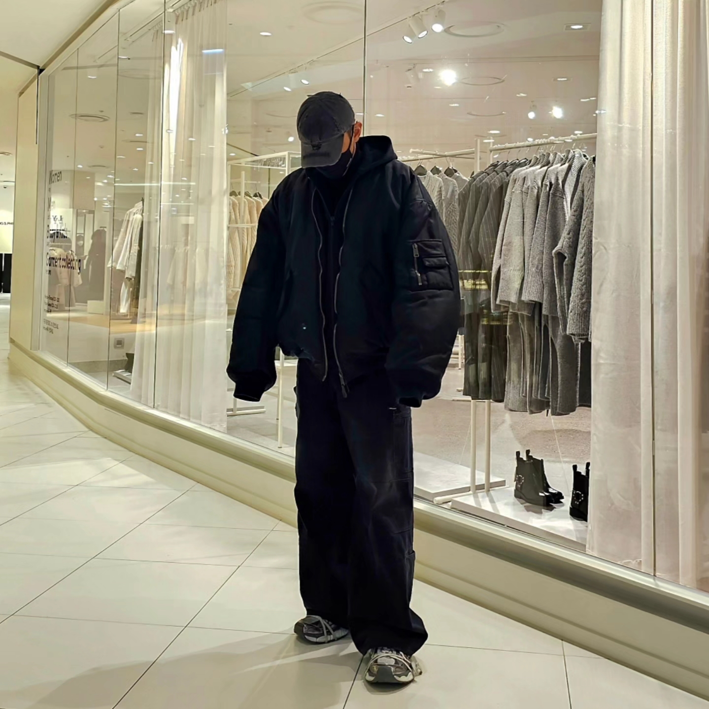 Balenciaga Paris All In Bomber Black, Balenciaga Cargo Pants Faded Black 착용 스타일 - 4