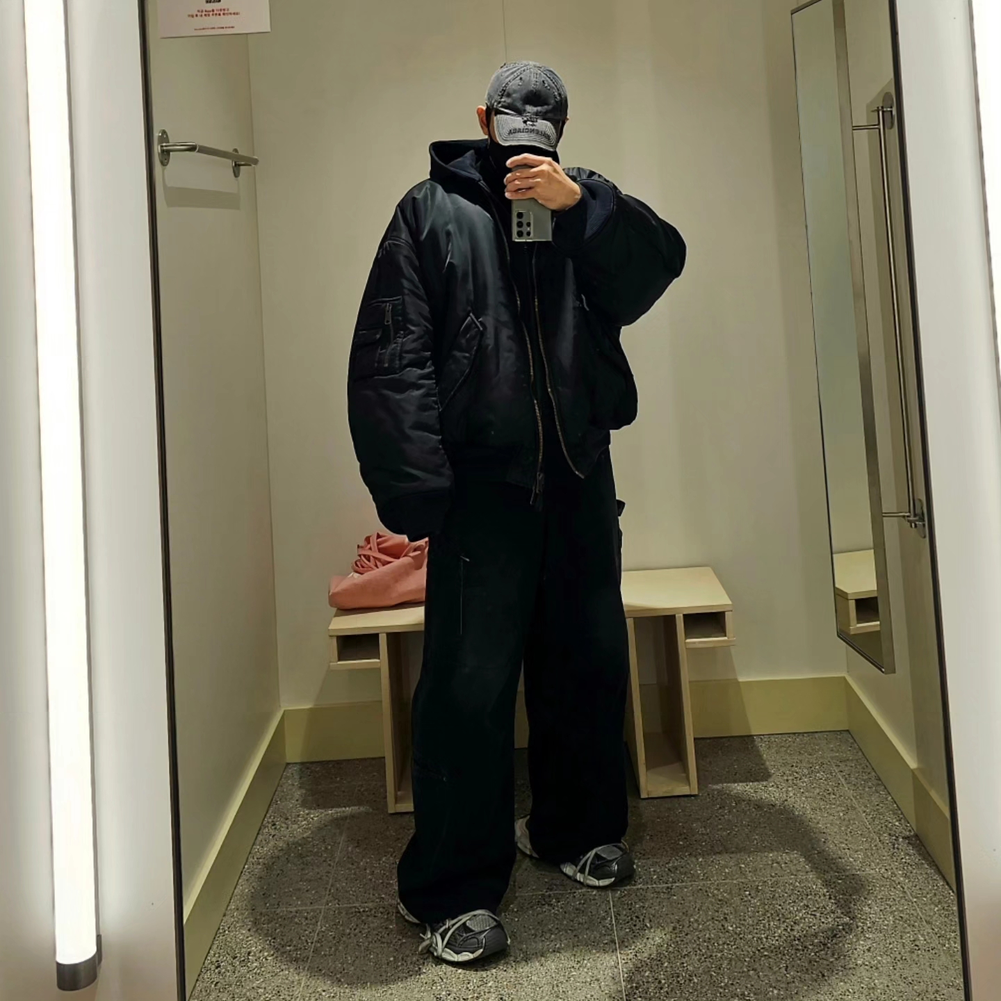 Balenciaga Paris All In Bomber Black, Balenciaga Cargo Pants Faded Black 착용 스타일 - 1