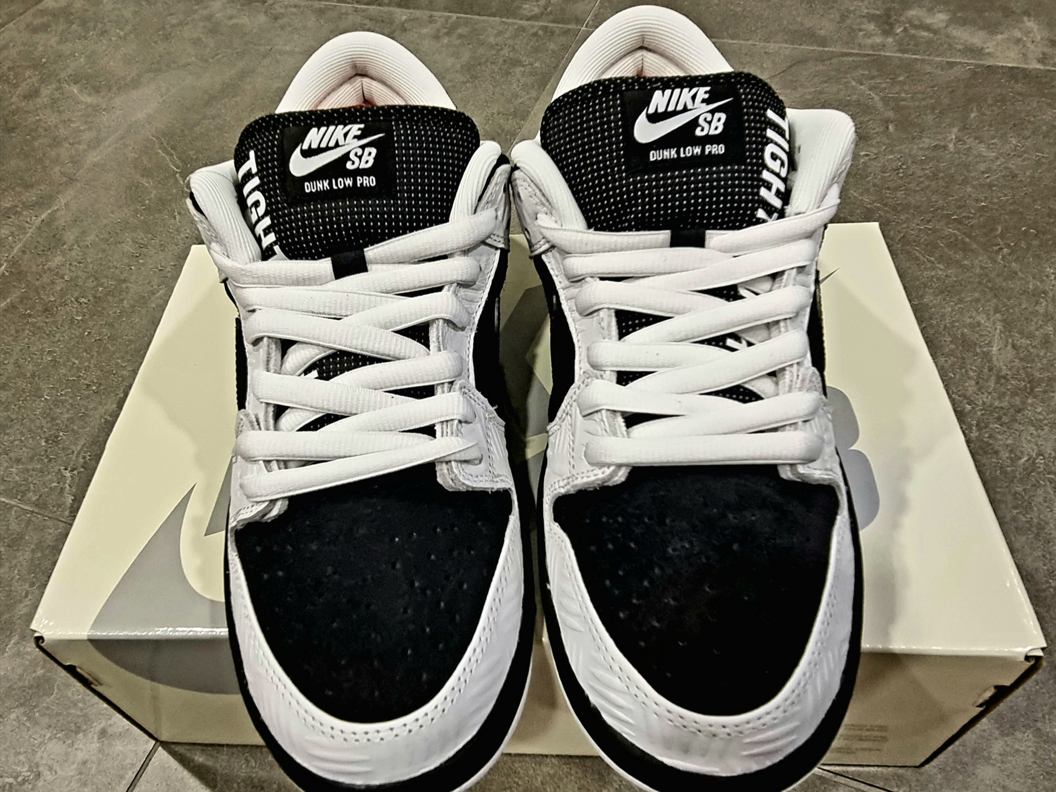 Nike x Tightbooth SB Dunk Low Pro Black and White 착용 스타일 - 4
