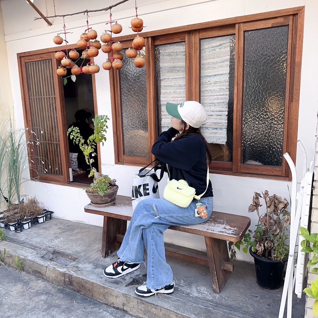 (Kids) Nike NSW Faux Fur Crossbody Bag Neon, Emis New Logo Emis Cap Beige Green 착용 스타일 - 1