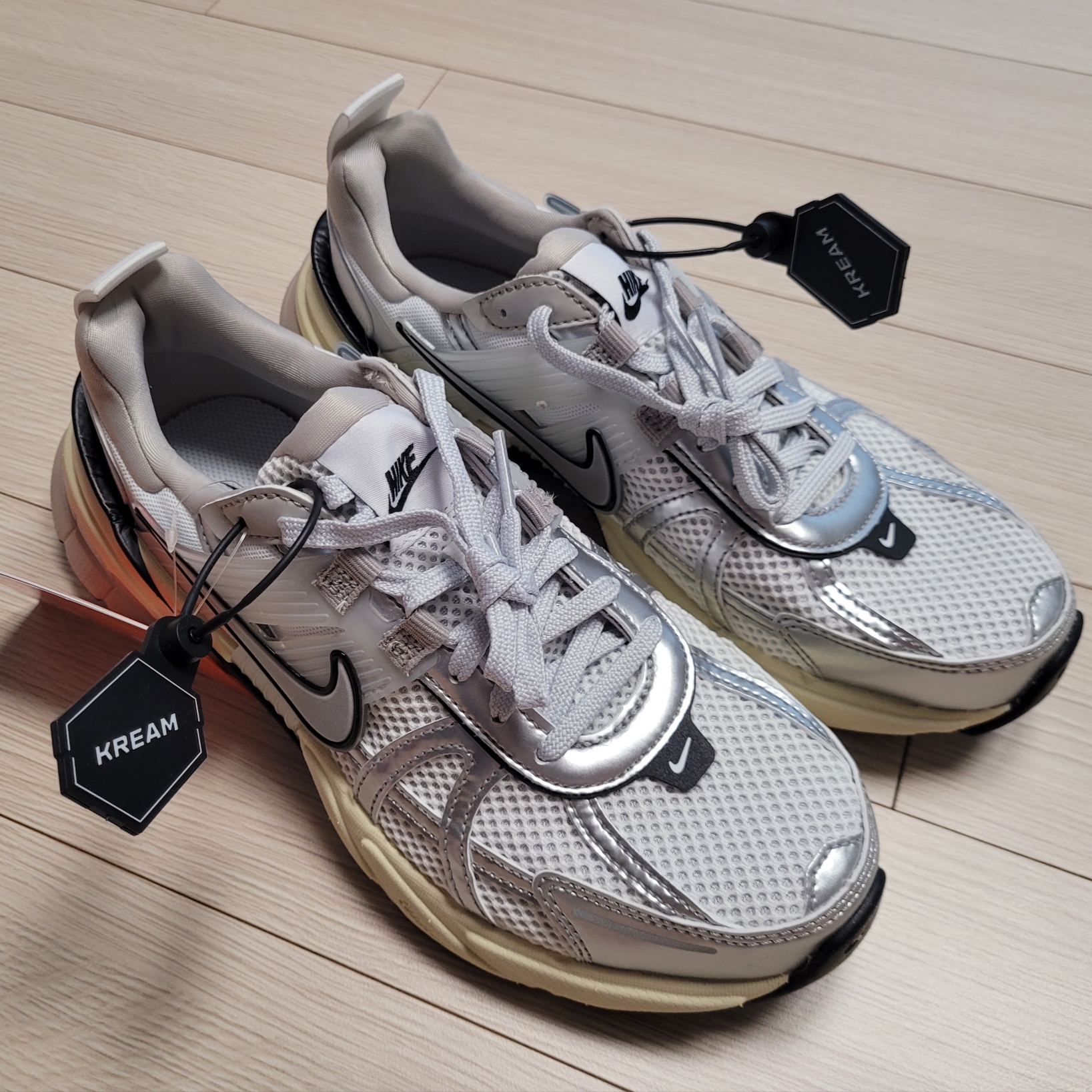Nike V2K Run Summit White Metallic Silver 착용 스타일 - 2