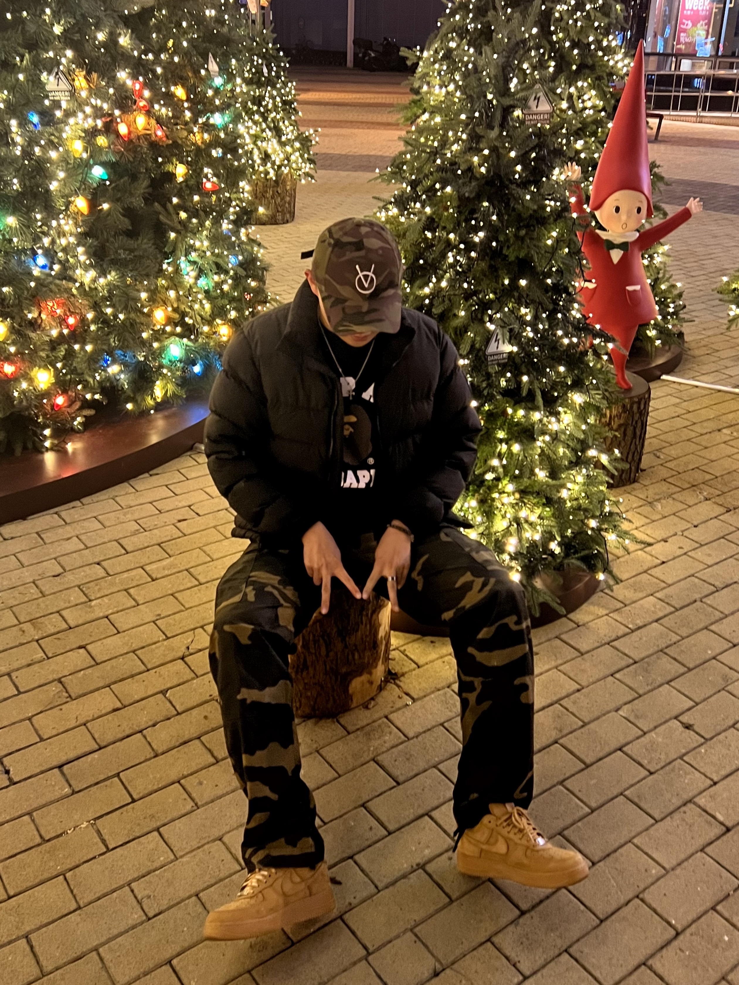 Nike x Supreme Air Force 1 Low Flax, The North Face 1992 Nuptse Jacket Black 착용 스타일