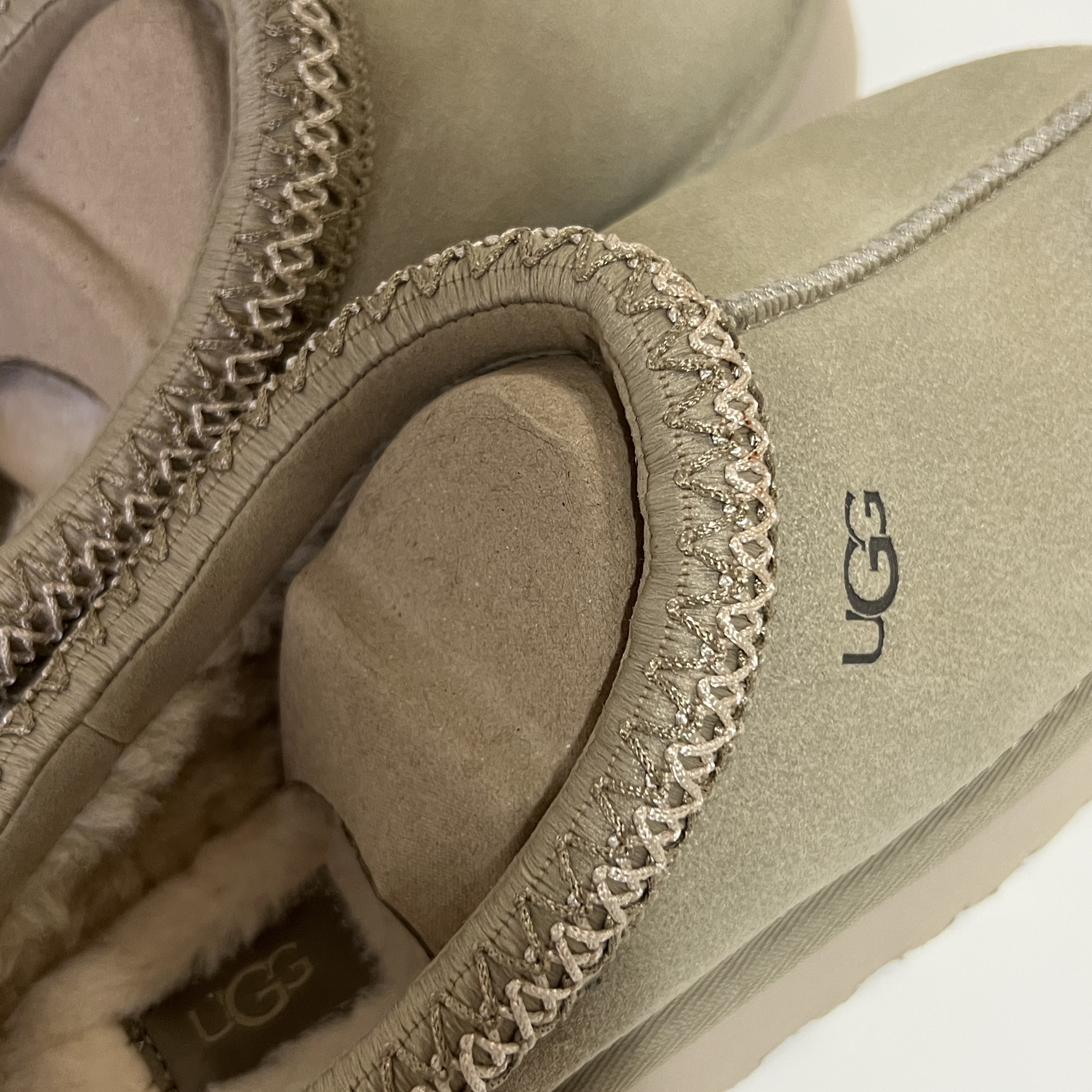 (W) UGG Tazz Slipper Mustard Seed 착용 스타일