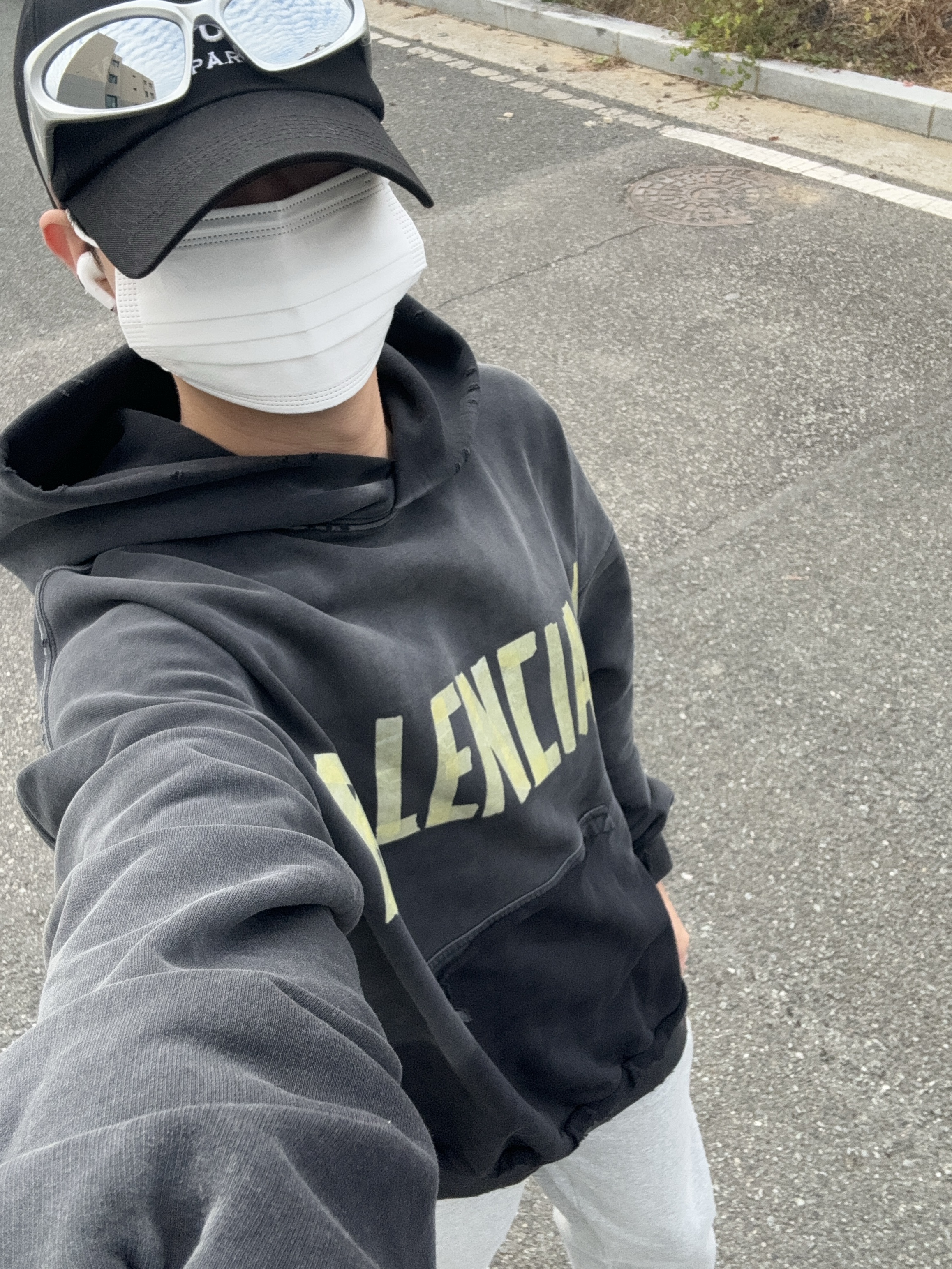 Balenciaga Tape Type Ripped Pocket Hoodie Large Fit Navy Blue, Adidas Puffylette Superstar Cloud White 착용 스타일 - 1