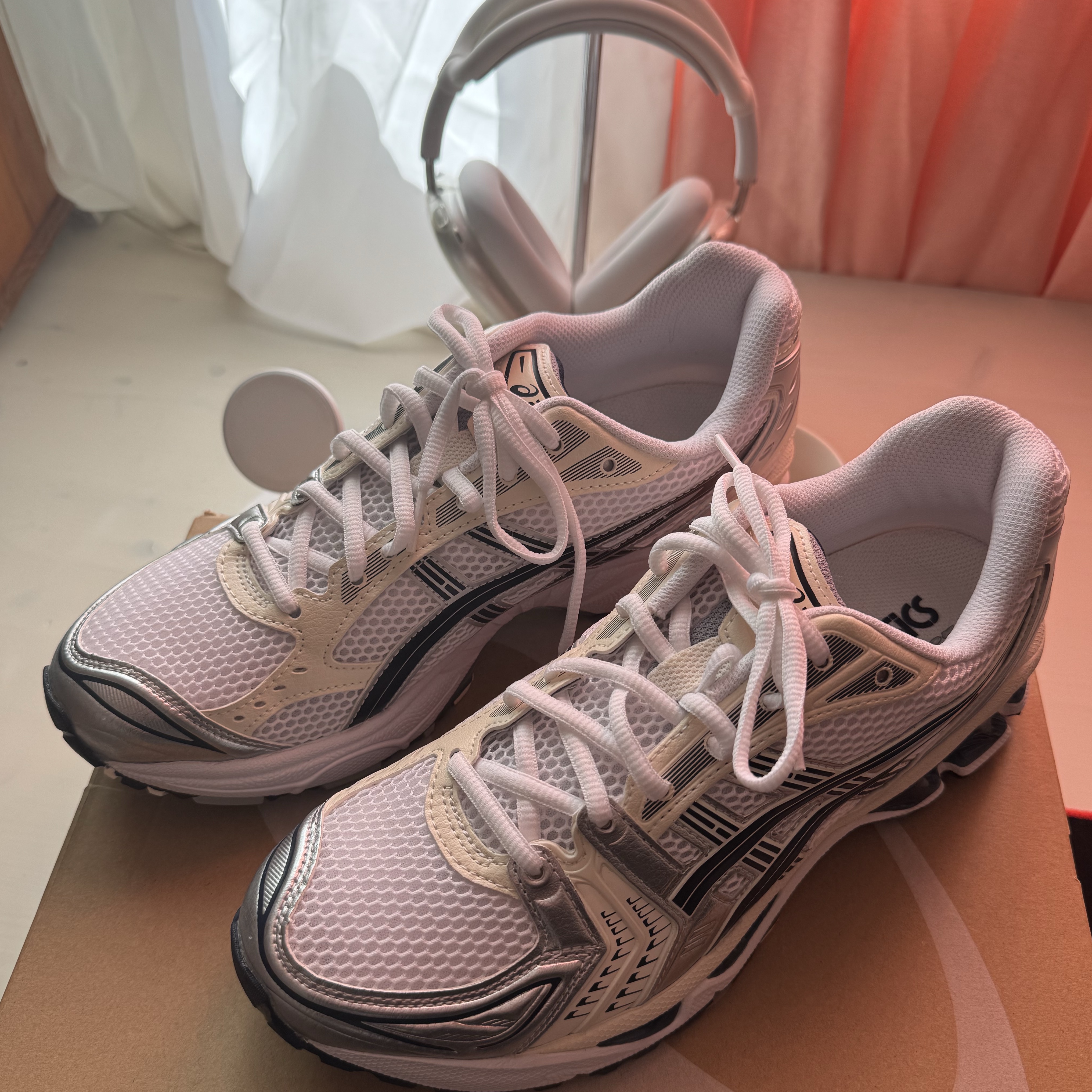 (W) Asics Gel-Kayano 14 White Midnight, Apple AirPods Max Lightning Silver (Korean Ver.) 착용 스타일 - 2