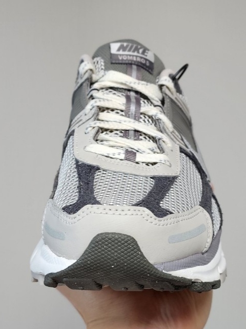 Nike Zoom Vomero 5 PRM Light Iron Ore and Flat Fewter 착용 스타일