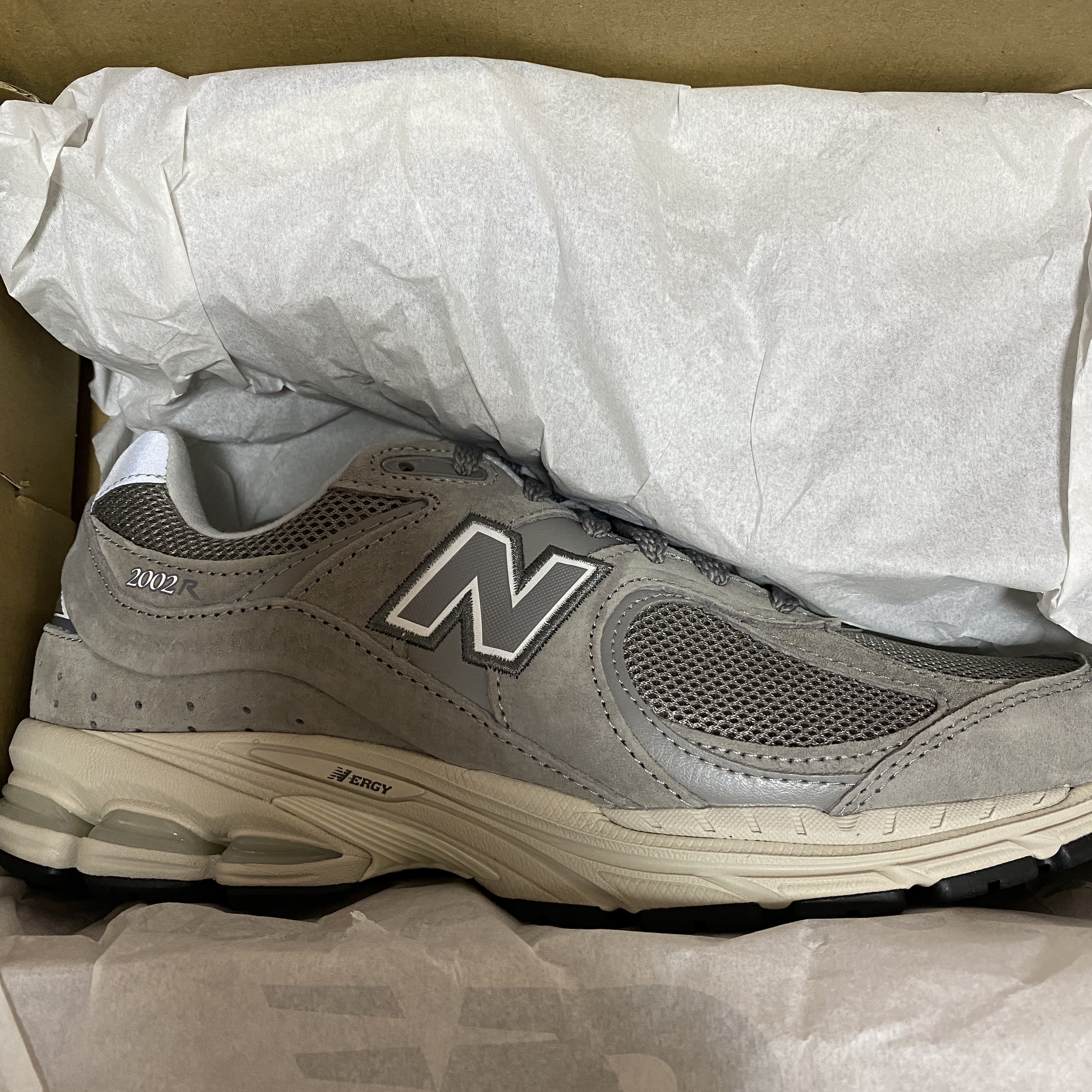 New Balance 2002R Grey 착용 스타일