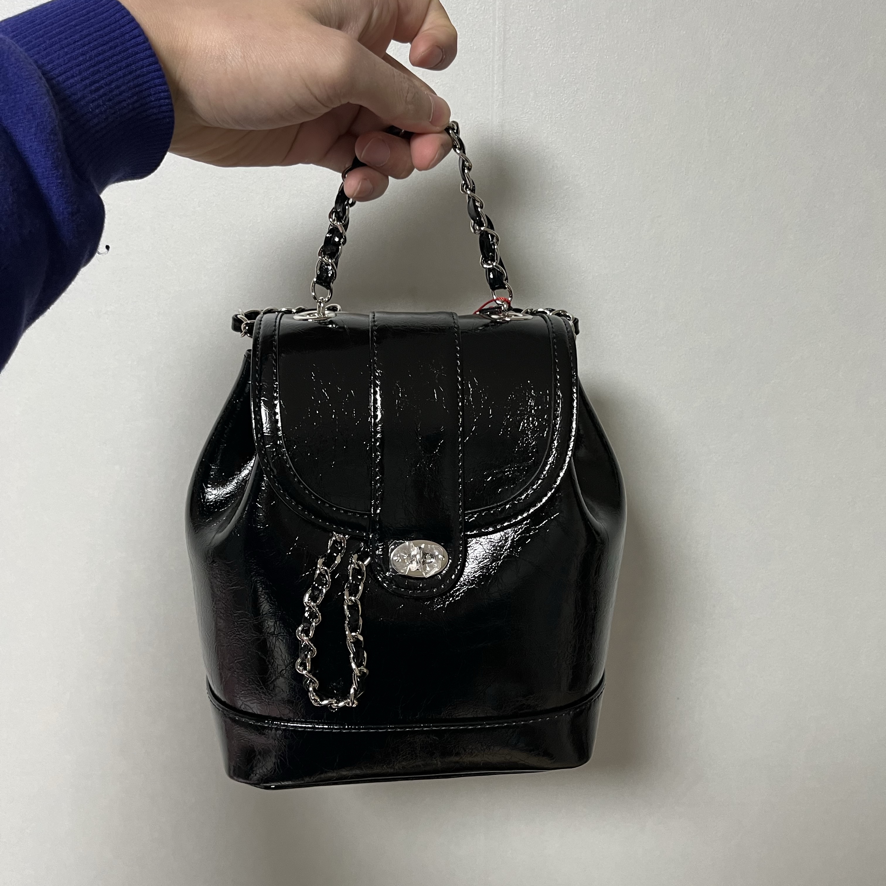 Cardinal Red Hawoo-A Bag Black 착용 스타일