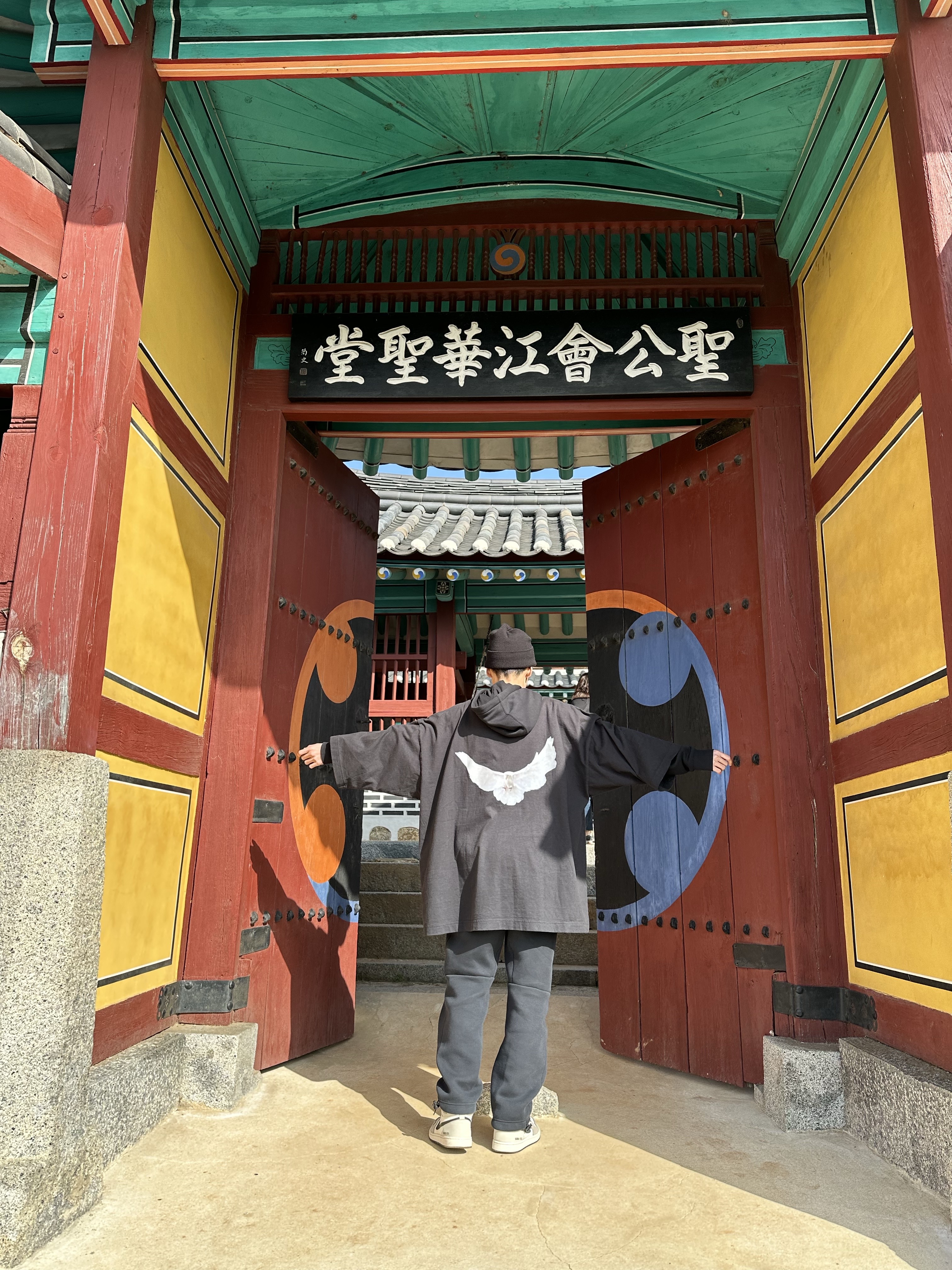Yeezy Gap Engineered By Balenciaga Dove 3/4 Sleeve T-Shirt Black, Jordan 1 Element Gore-Tex Sail 착용 스타일 - 2