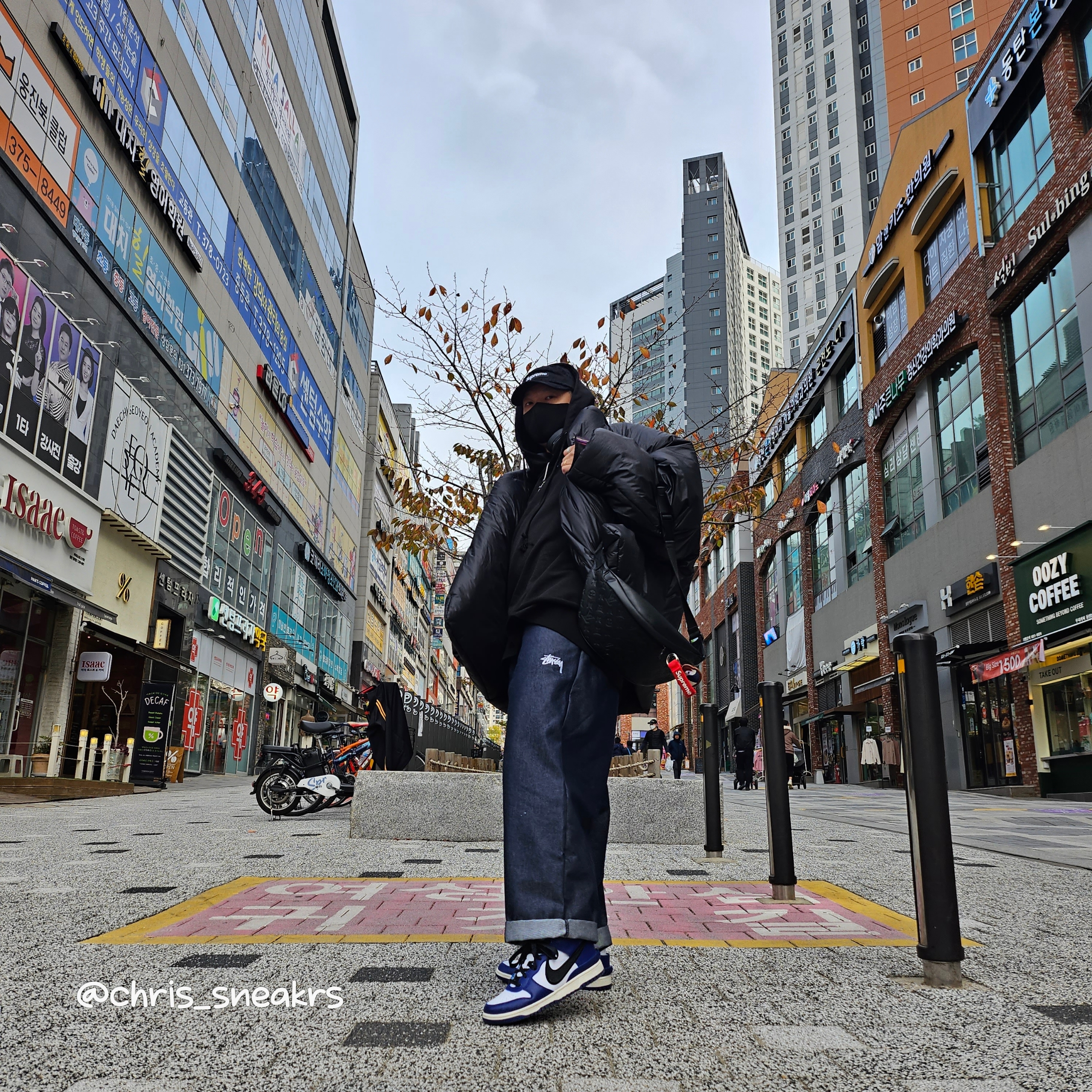 Louis Vuitton Discovery PM Bumbag Monogram Shadow Black, Supreme Webbing Keychain Red - 23SS 착용 스타일 - 2