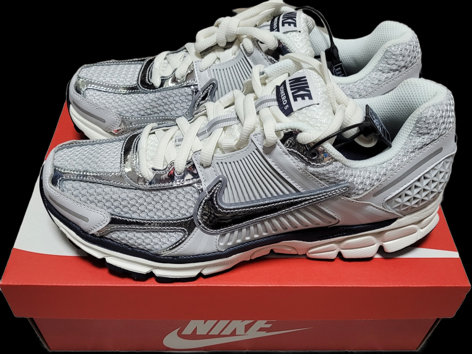 (W) Nike Zoom Vomero 5 Photon Dust and Metallic Silver 착용 스타일