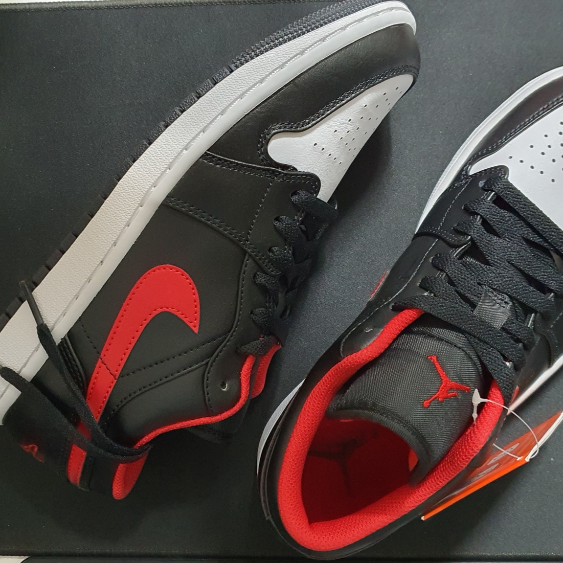 Jordan 1 Low Black Fire Red 착용 스타일